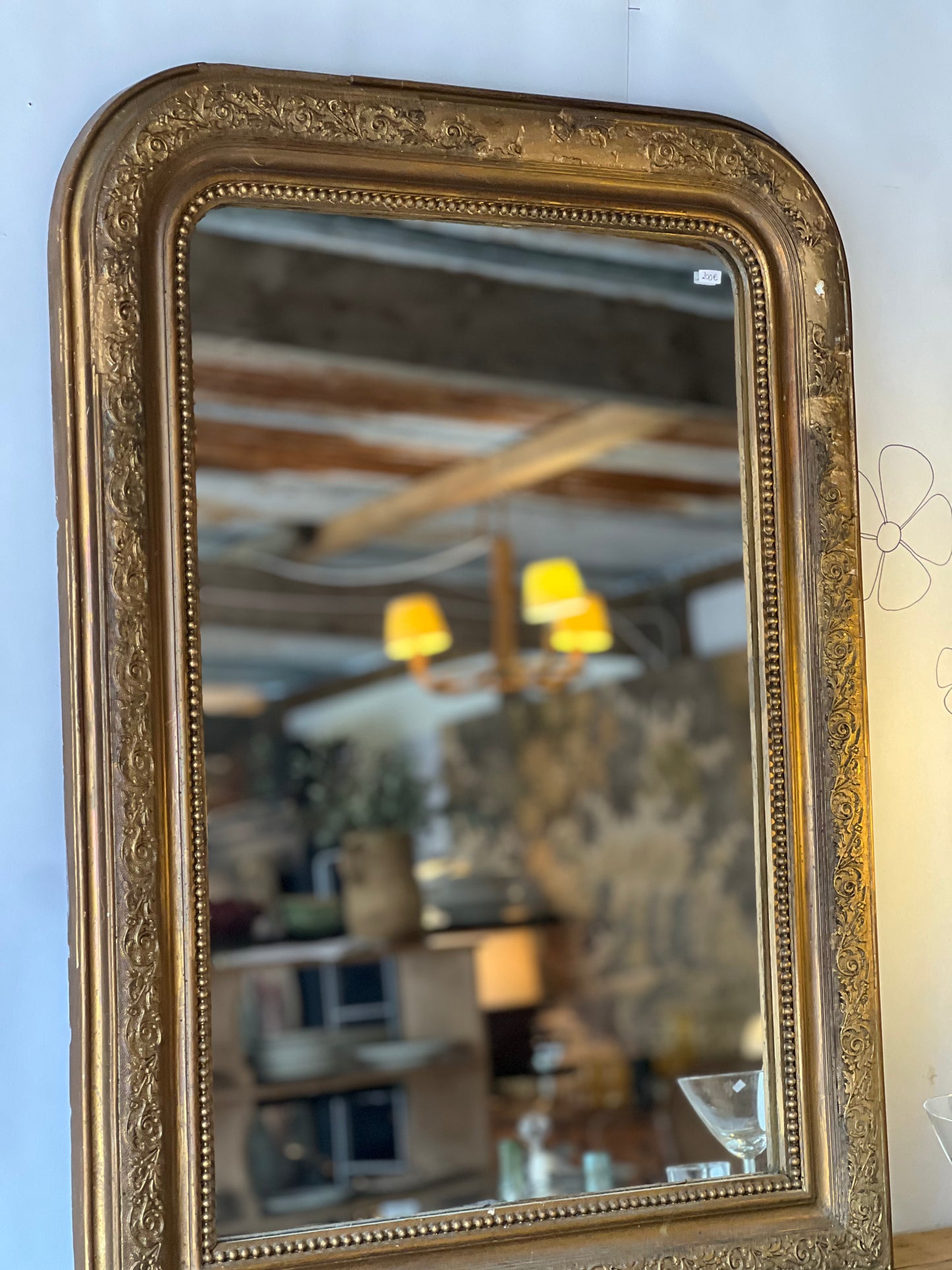 Miroir louis philippe doré, le cadre est abimé en haut et à certains endroits en bas.