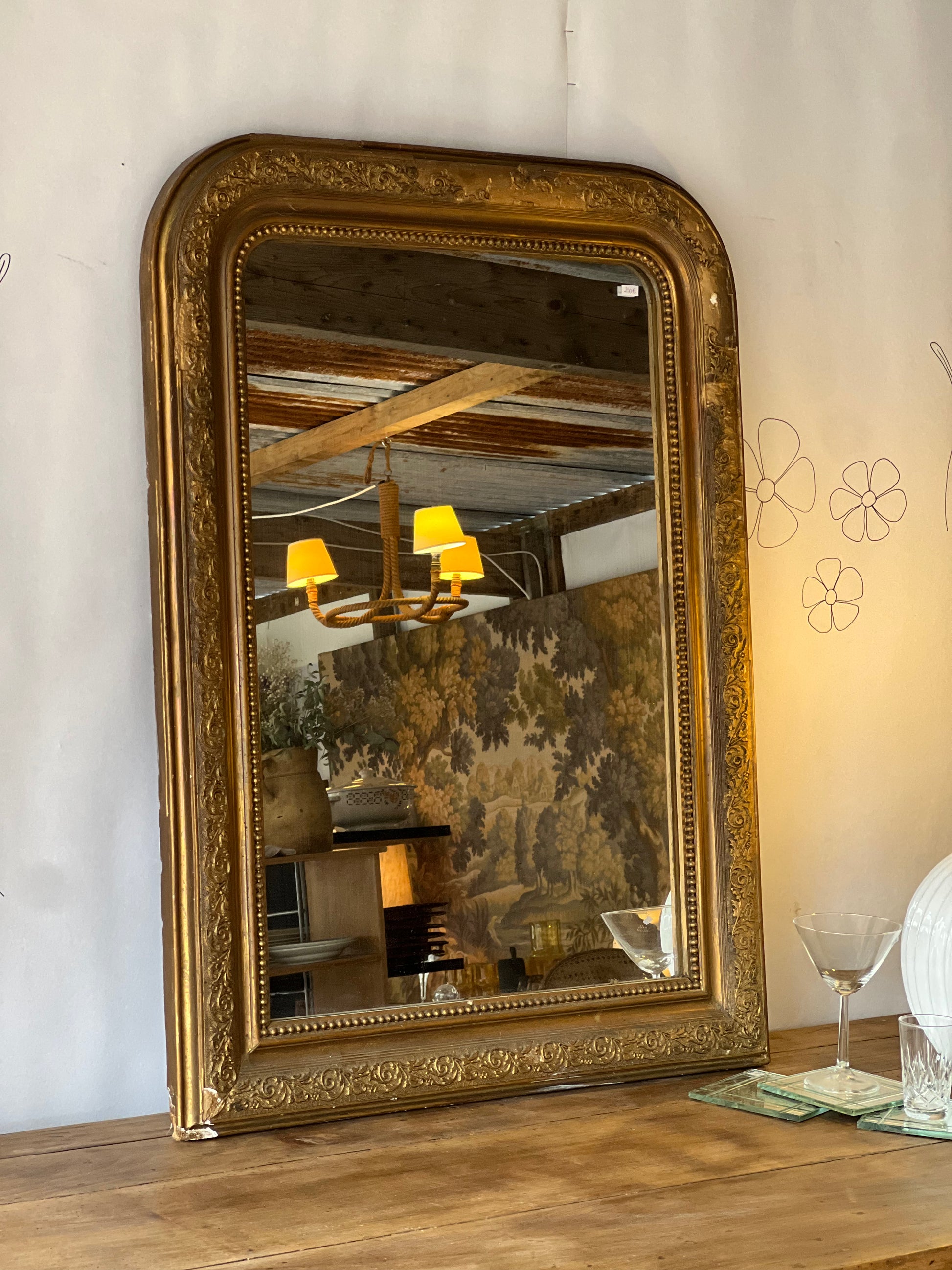 Miroir louis philippe doré, le cadre est abimé en haut et à certains endroits en bas.