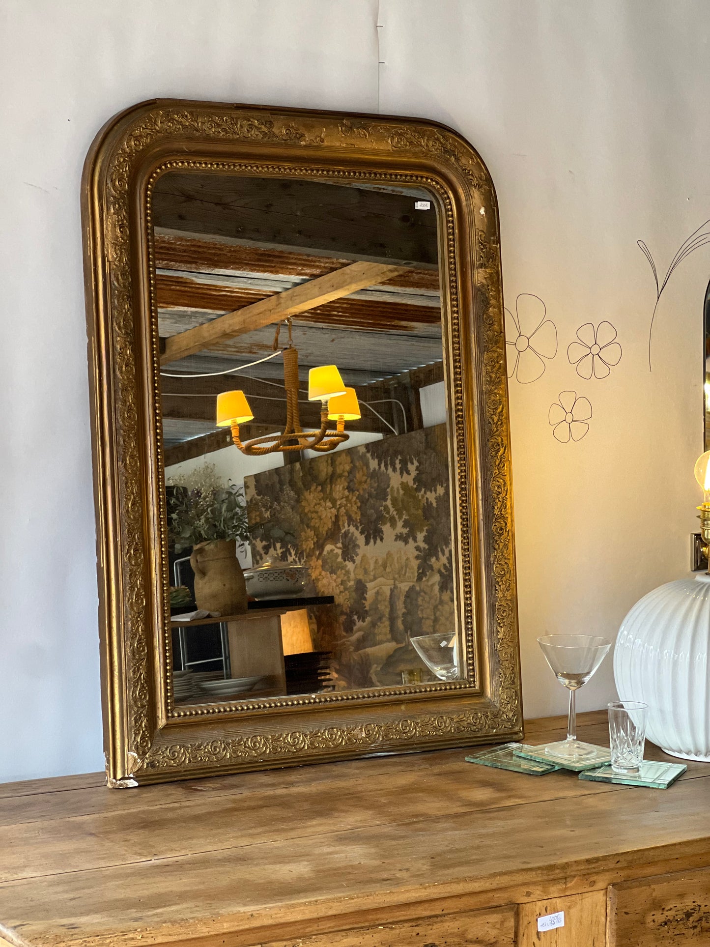 Miroir louis philippe doré, le cadre est abimé en haut et à certains endroits en bas.