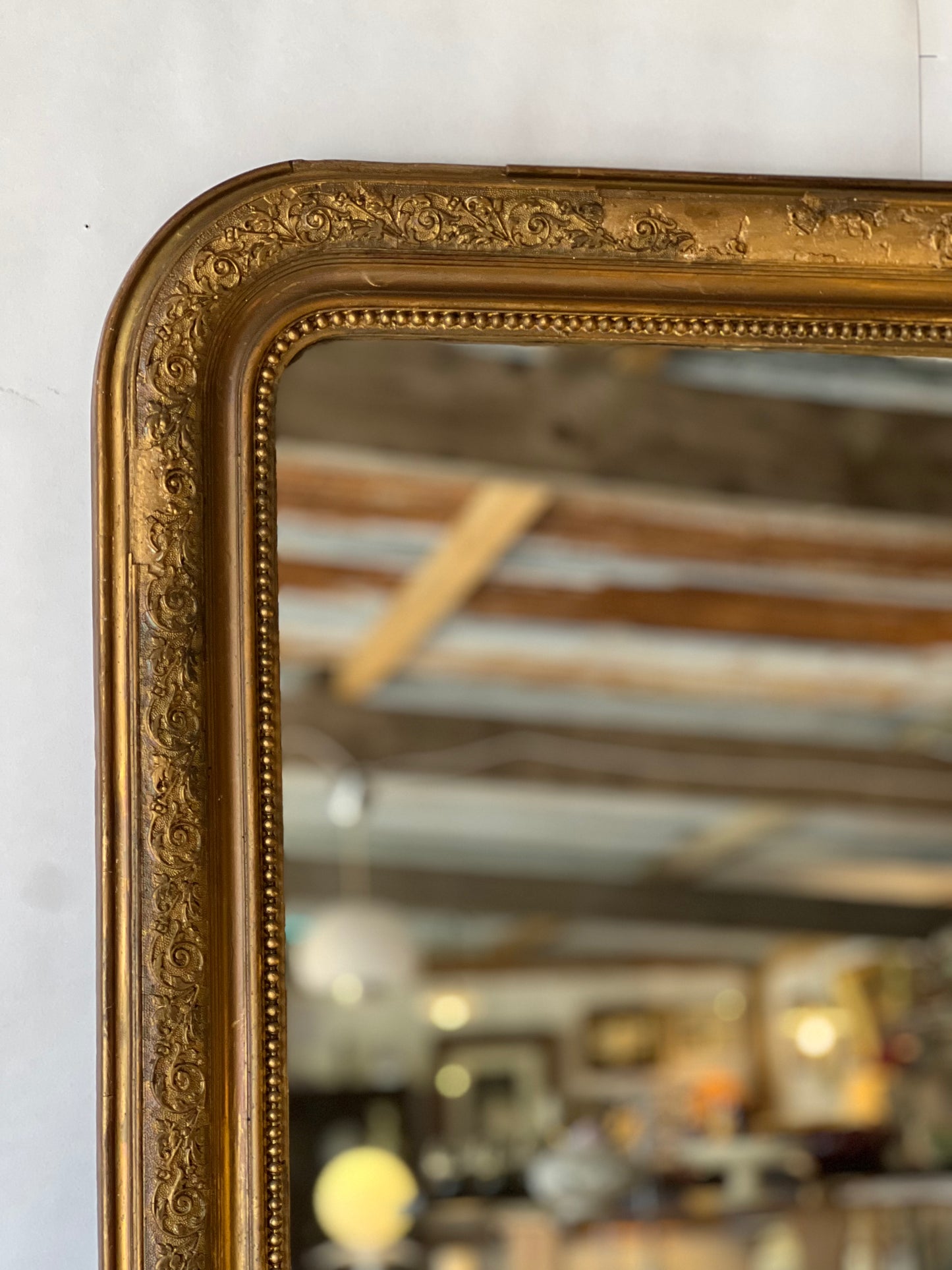 Miroir louis philippe doré, le cadre est abimé en haut et à certains endroits en bas.