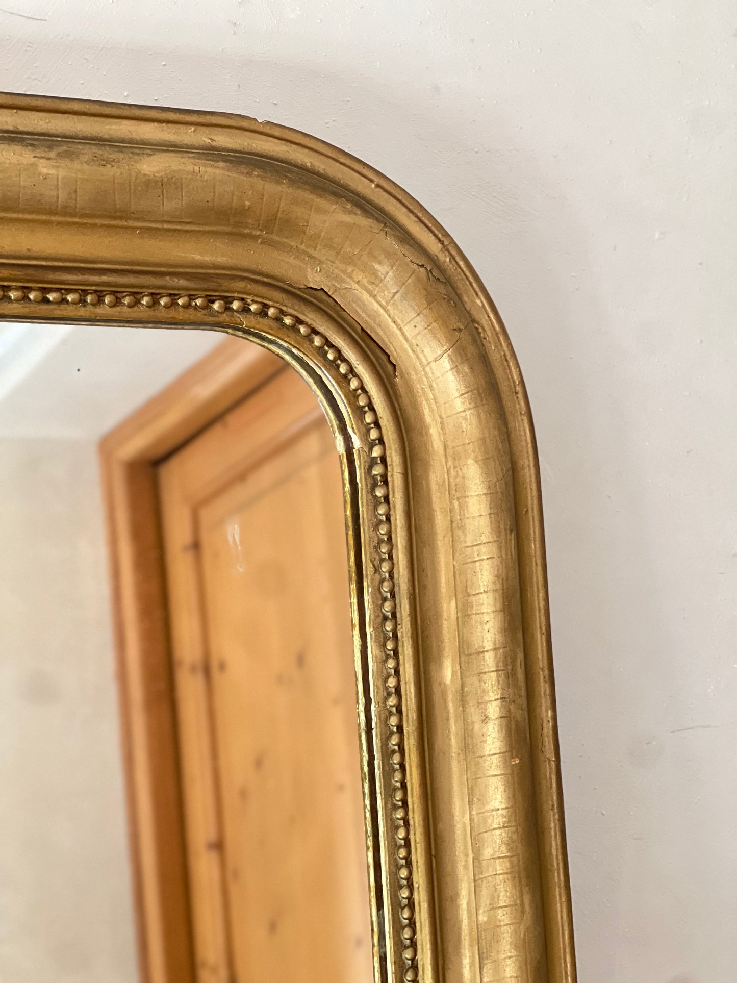 Miroir louis philippe doré, cadre légèrement abimé, très bon état général.