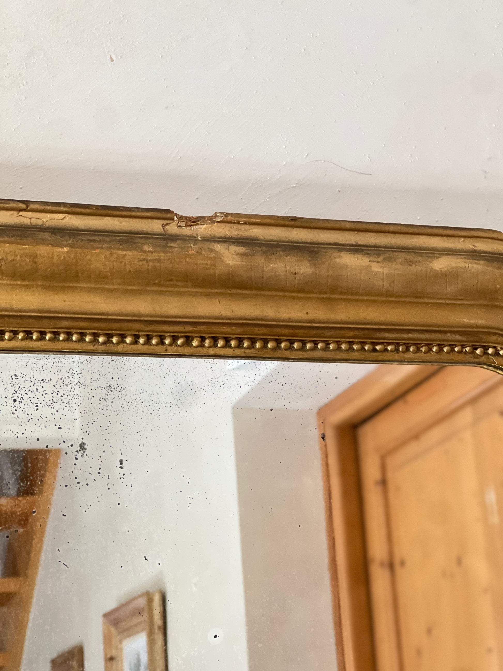 Miroir louis philippe doré, cadre légèrement abimé, très bon état général.