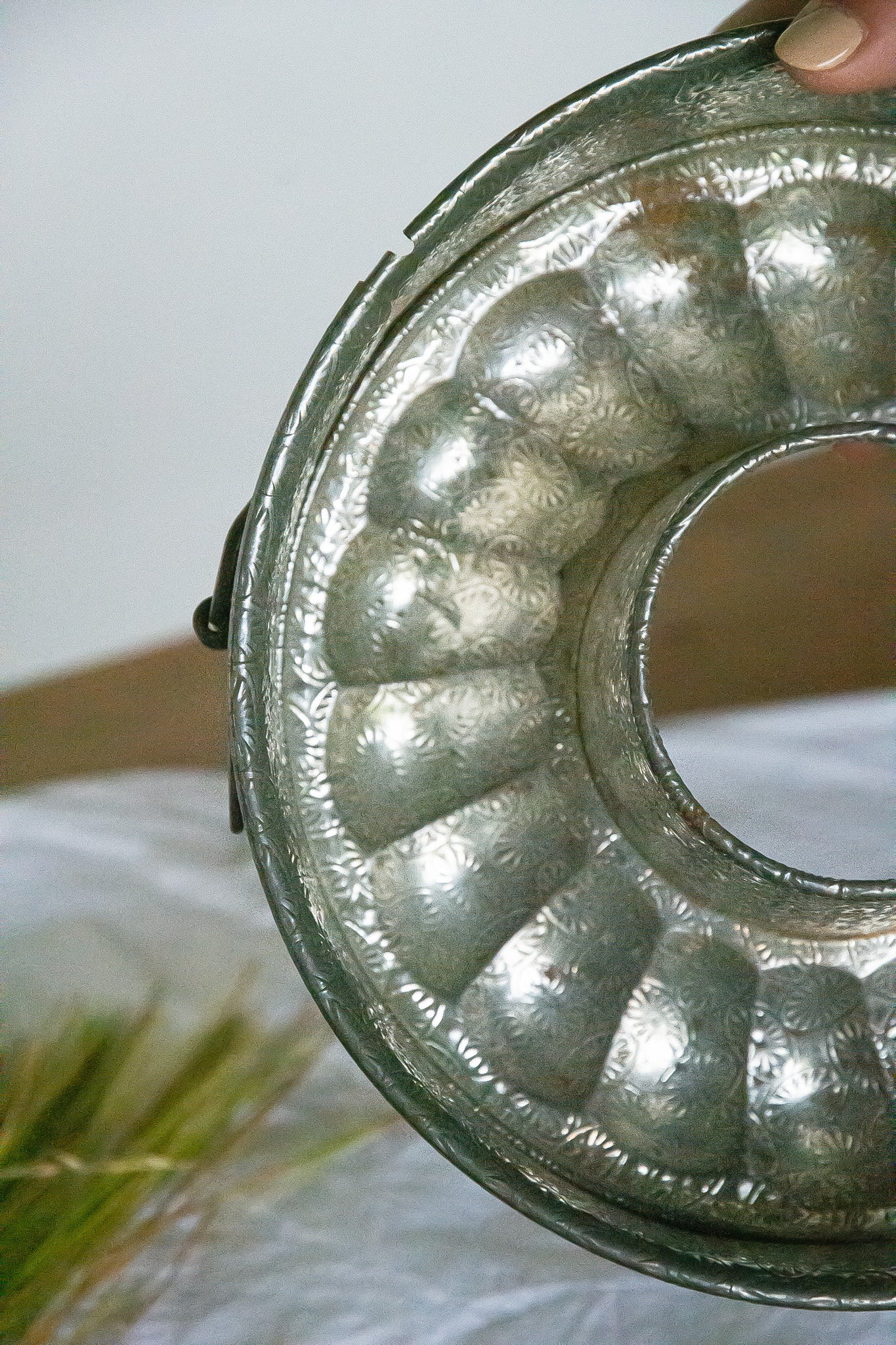 Ancien moule à manqué en métal, décoratif, ne ferme plus parfaitement et possède quelques traces de rouille le rendant inutilisable en cuisine. 