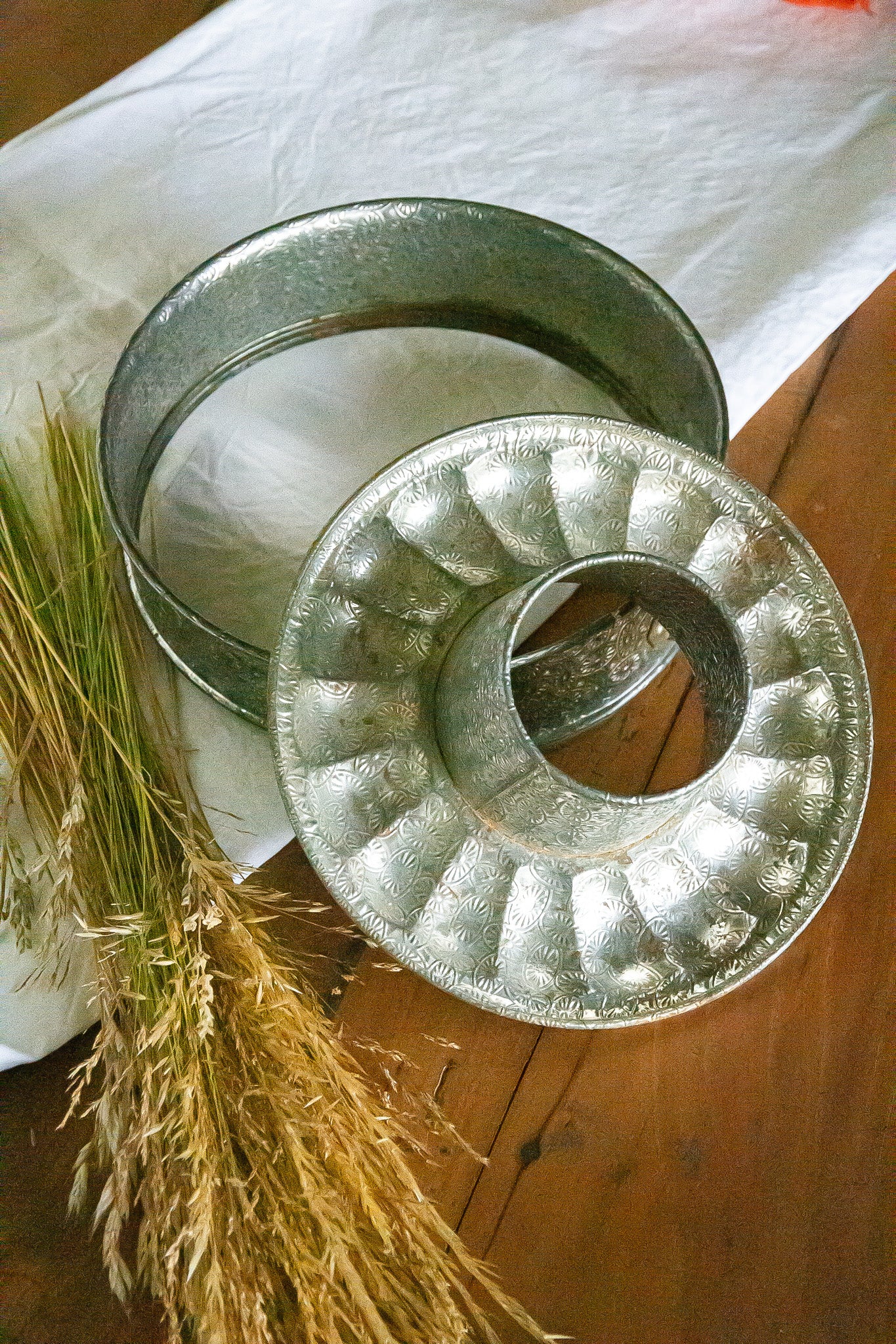 Ancien moule à manqué en métal, décoratif, ne ferme plus parfaitement et possède quelques traces de rouille le rendant inutilisable en cuisine. 