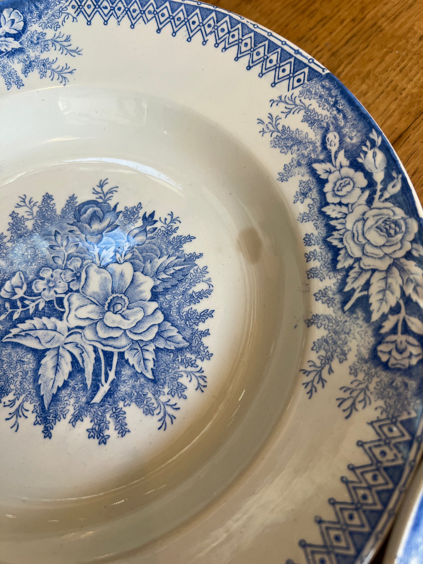 Paire d'assiettes Saint Amand modèle Jardinière, parfait état si ce n'est une tache sur l'une d'elle.