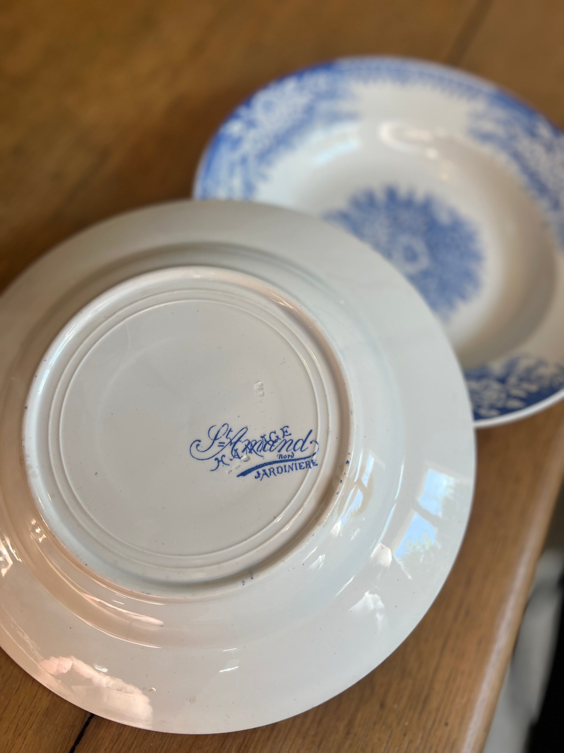 Paire d'assiettes Saint Amand modèle Jardinière, parfait état si ce n'est une tache sur l'une d'elle.