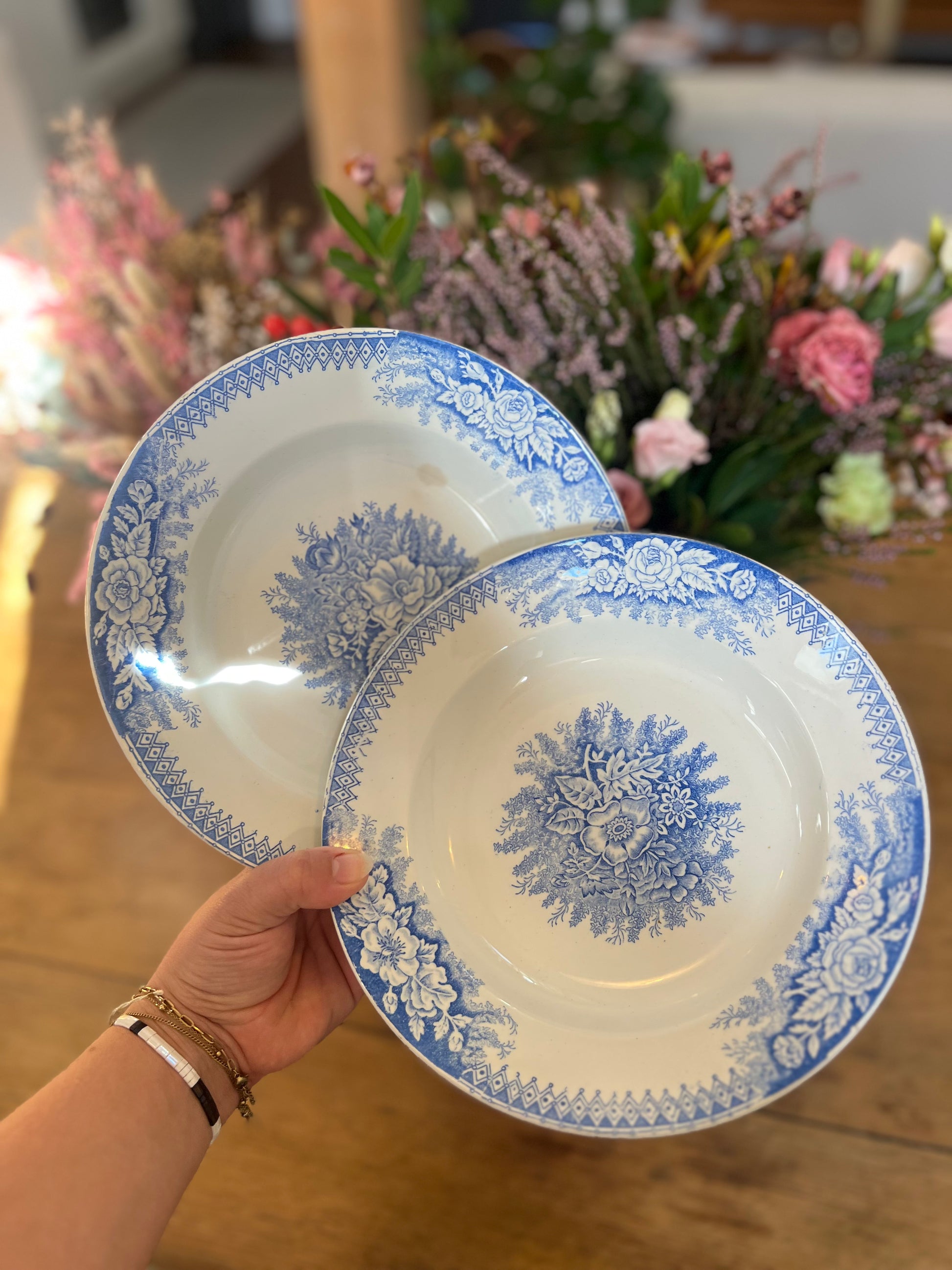 Paire d'assiettes Saint Amand modèle Jardinière, parfait état si ce n'est une tache sur l'une d'elle.