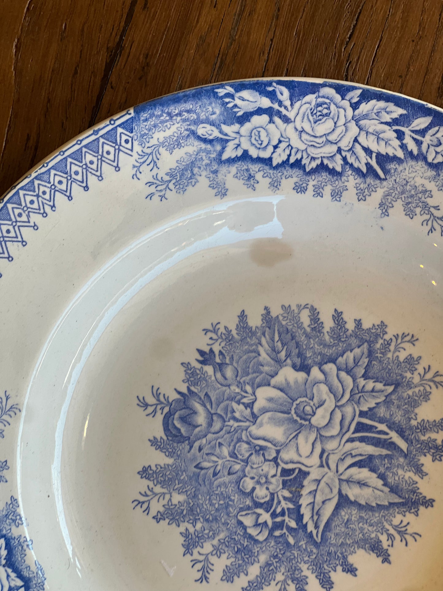 Paire d'assiettes à soupe Saint Amand, modèle Jardinière, une est tâchée.