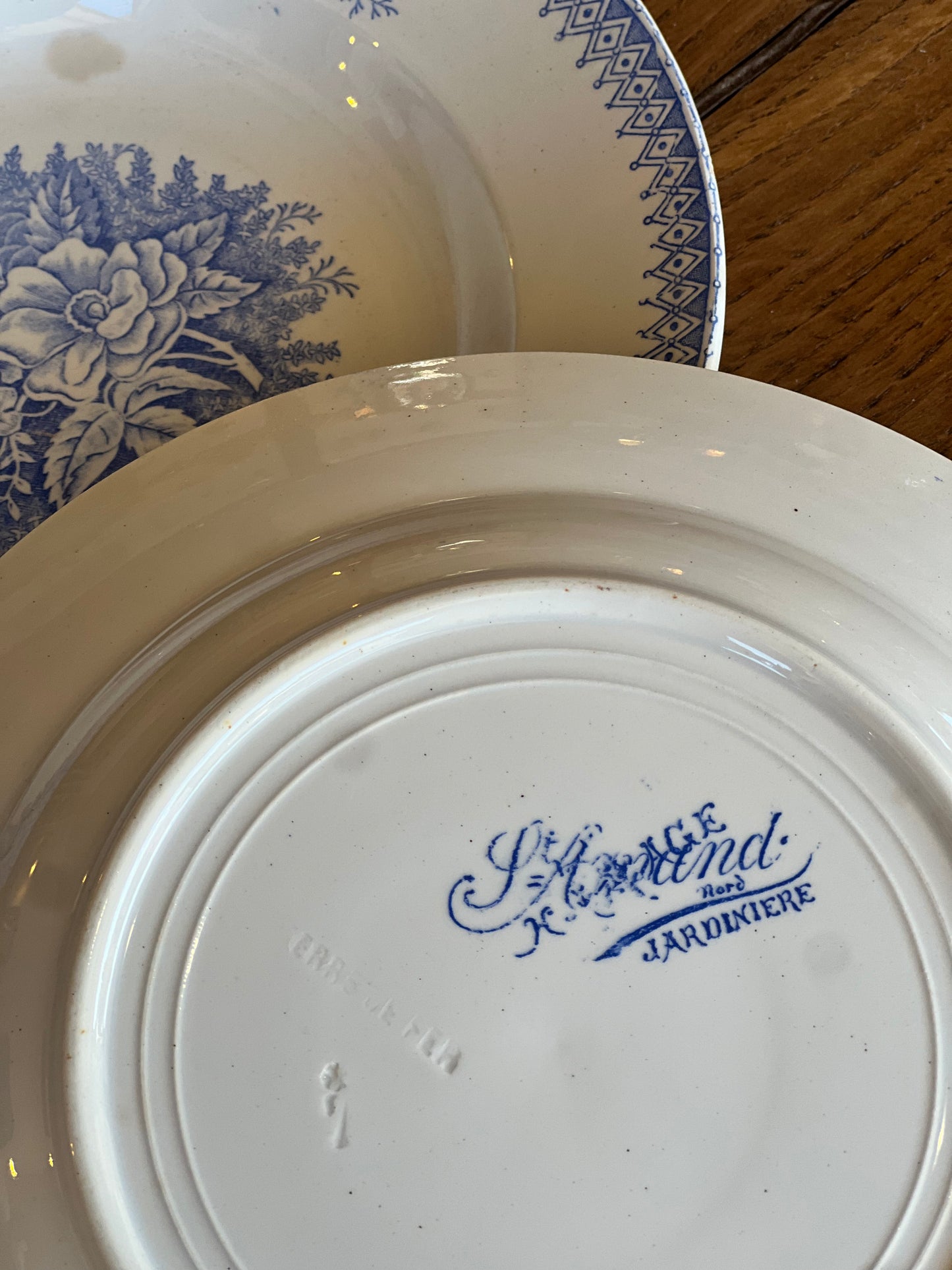 Paire d'assiettes à soupe Saint Amand, modèle Jardinière, une est tâchée.