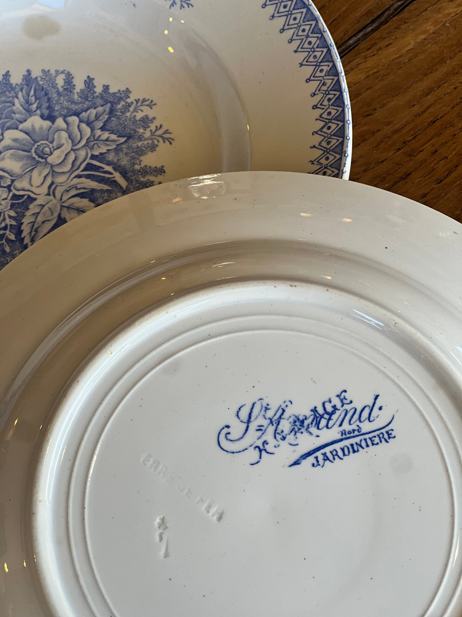 Paire d'assiettes à soupe Saint Amand, modèle Jardinière, une est tâchée.