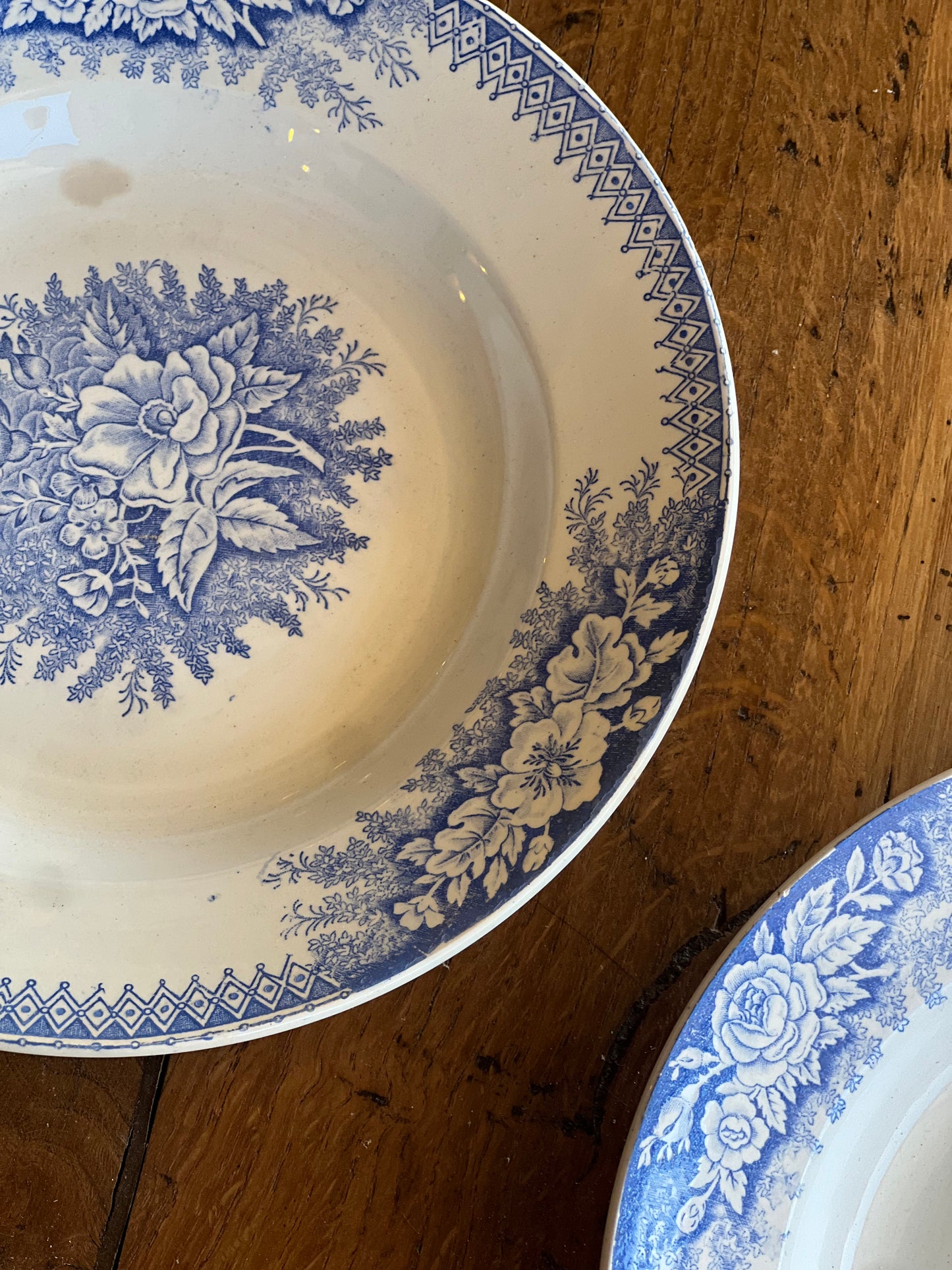 Paire d'assiettes à soupe Saint Amand, modèle Jardinière, une est tâchée.