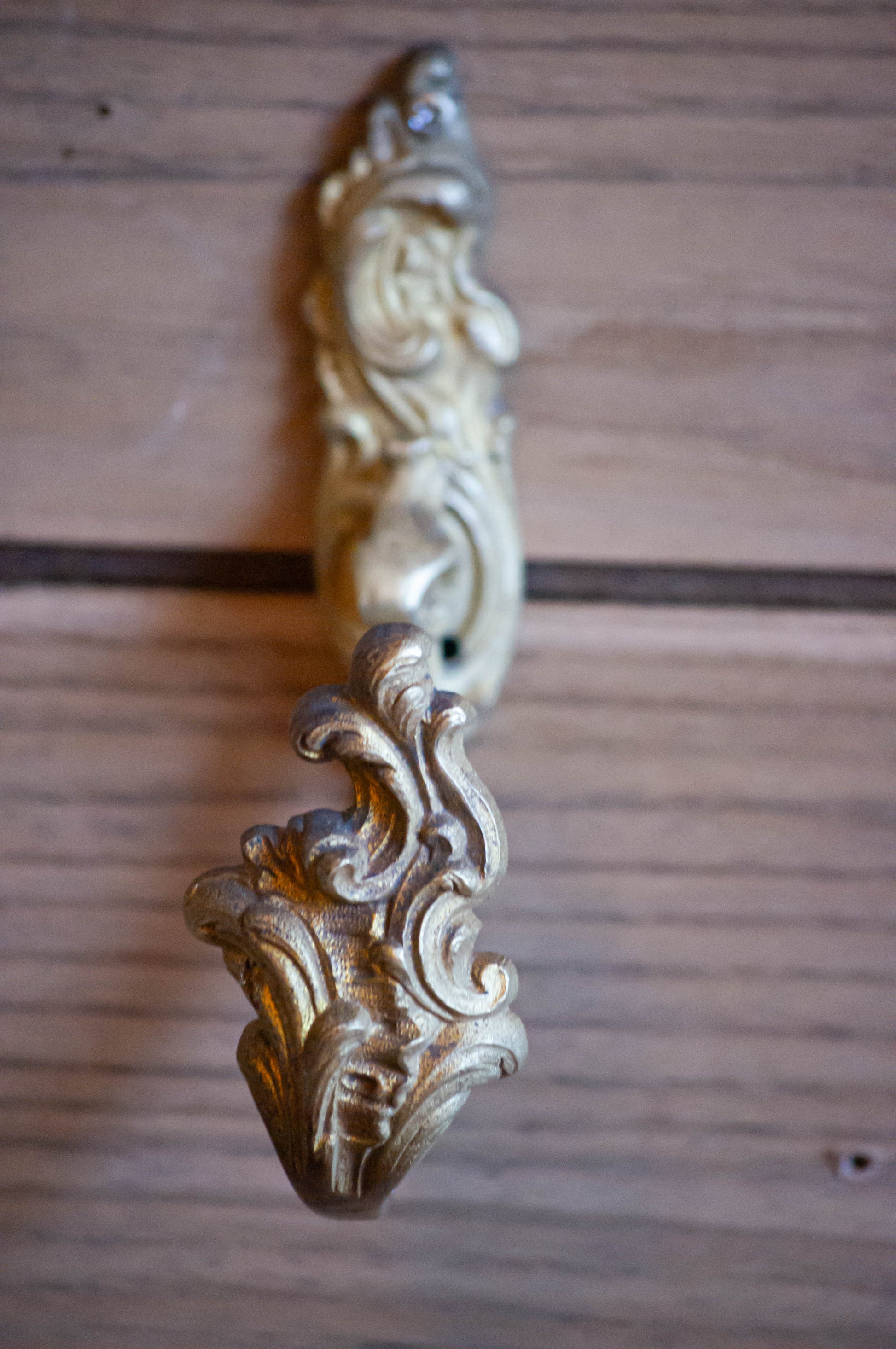 Patère en bronze, patinée.