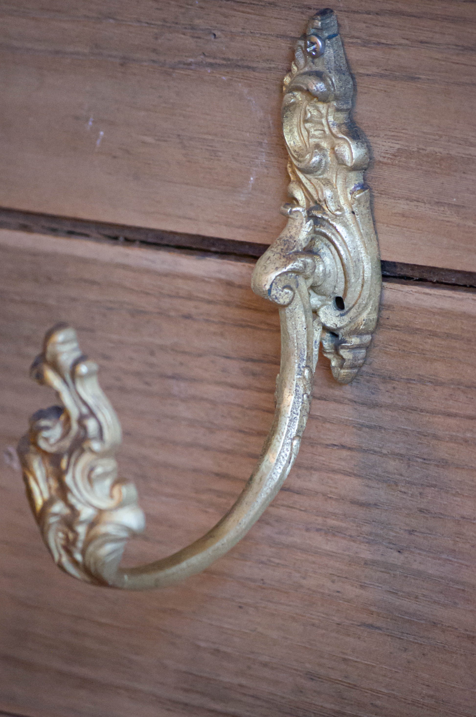 Patère en bronze, patinée.