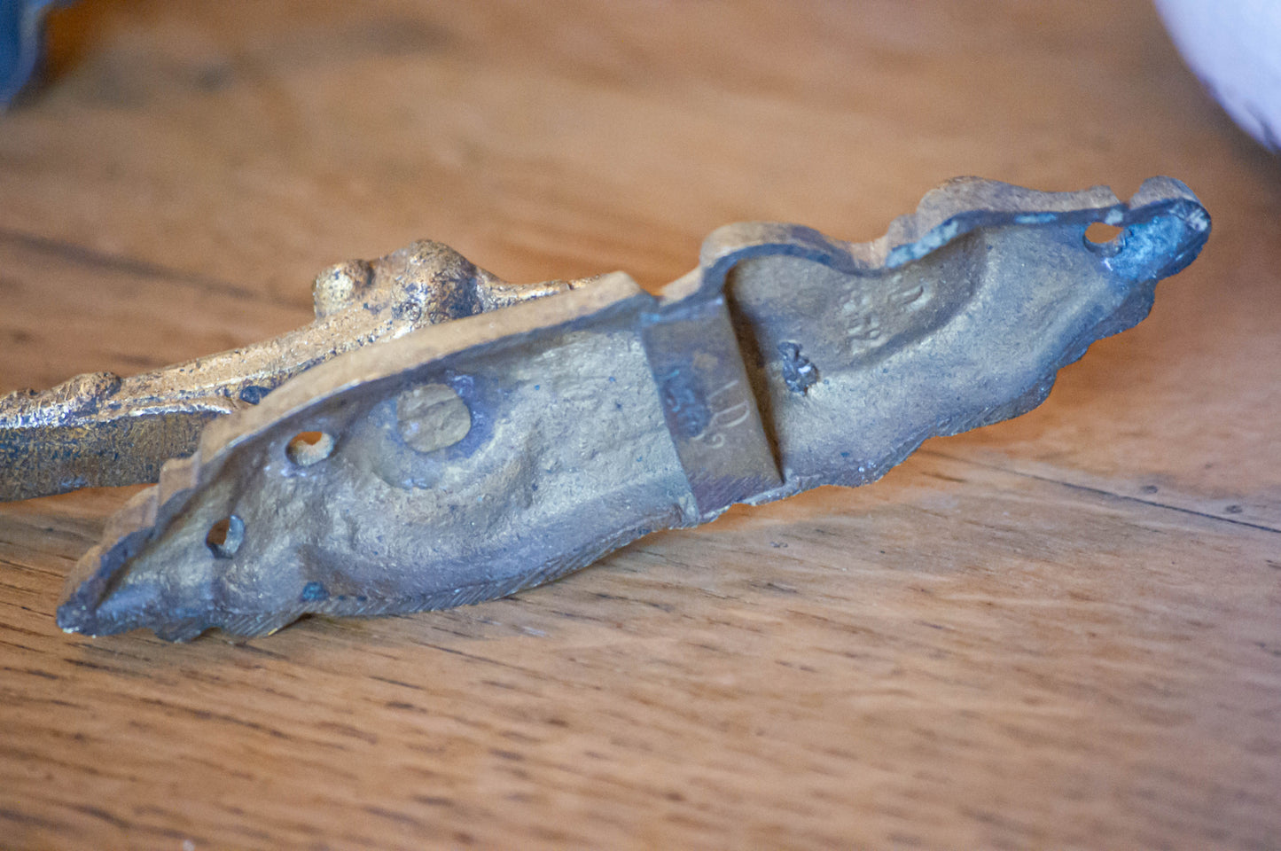 Patère en bronze, patinée.