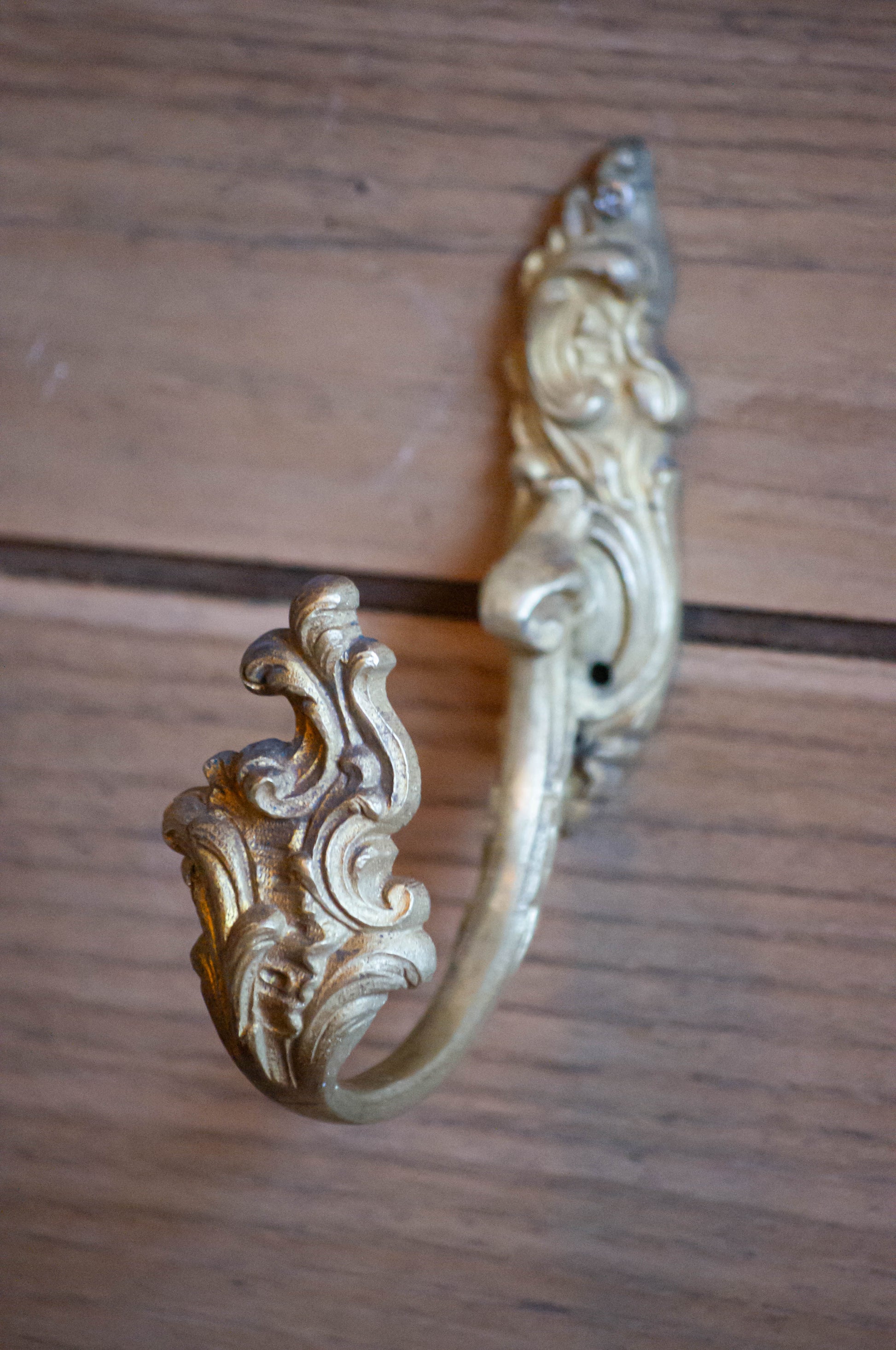 Patère en bronze, patinée.