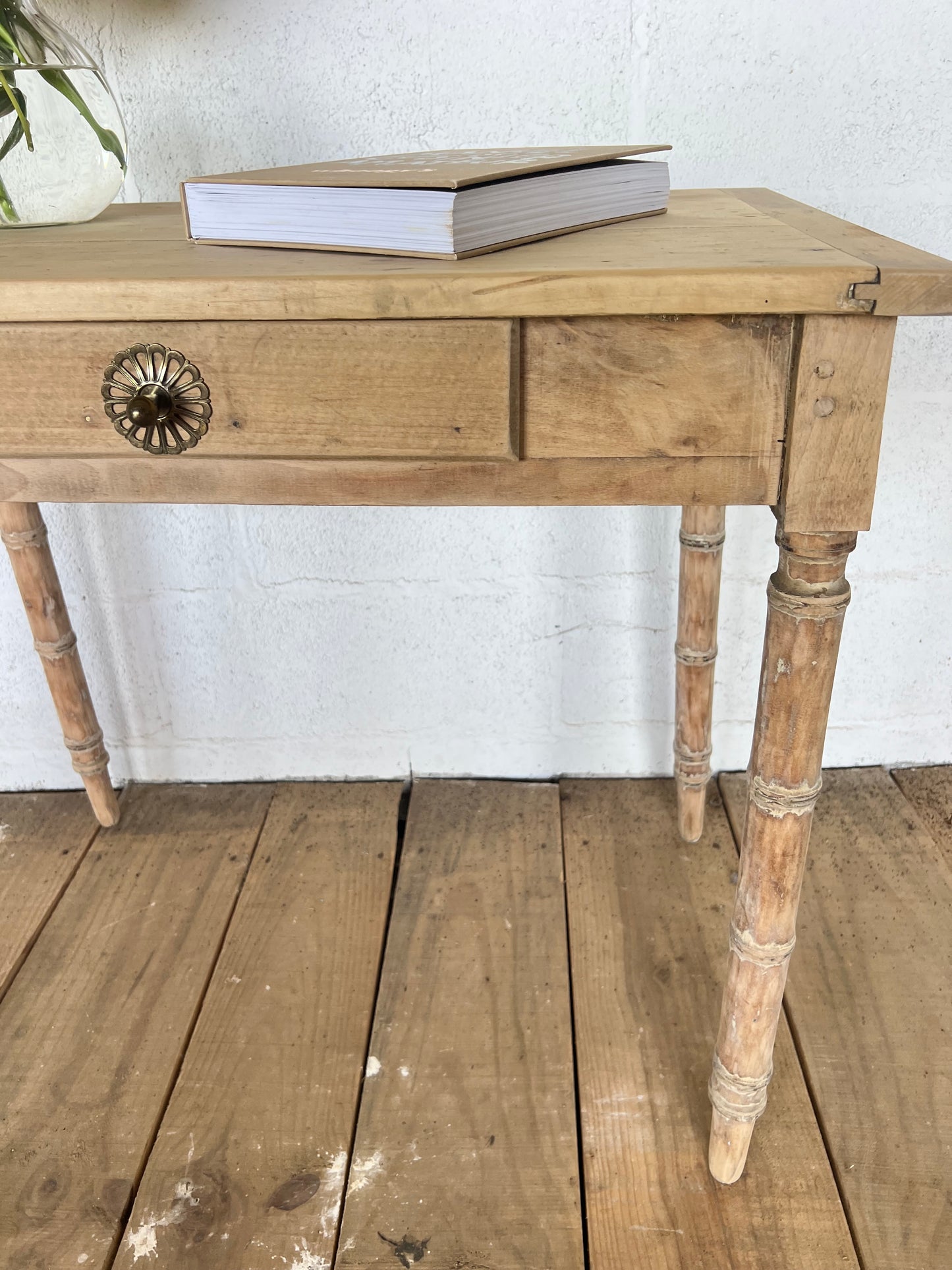 Petit bureau, pieds taillés en forme de bambou.