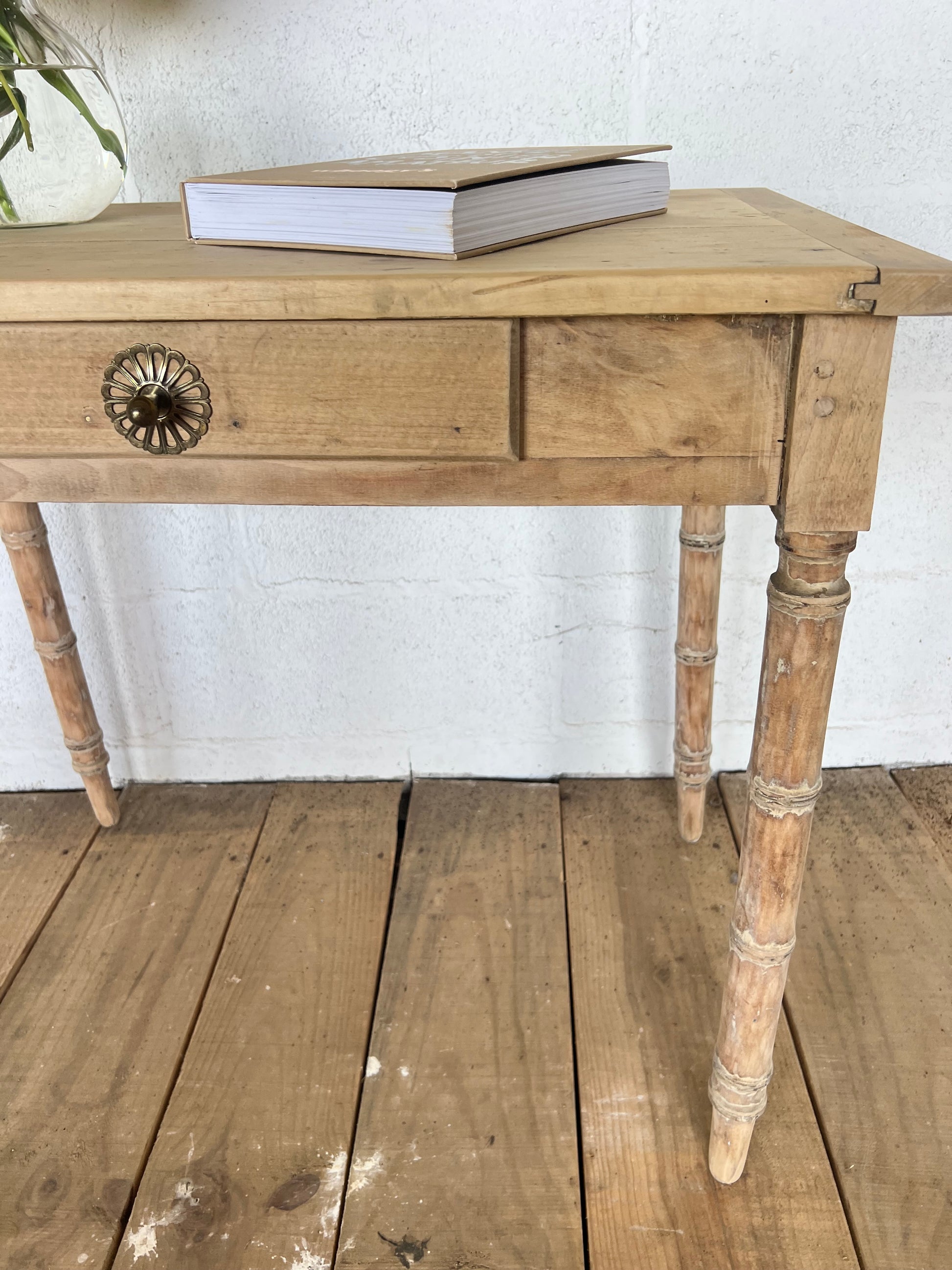 Petit bureau, pieds taillés en forme de bambou.