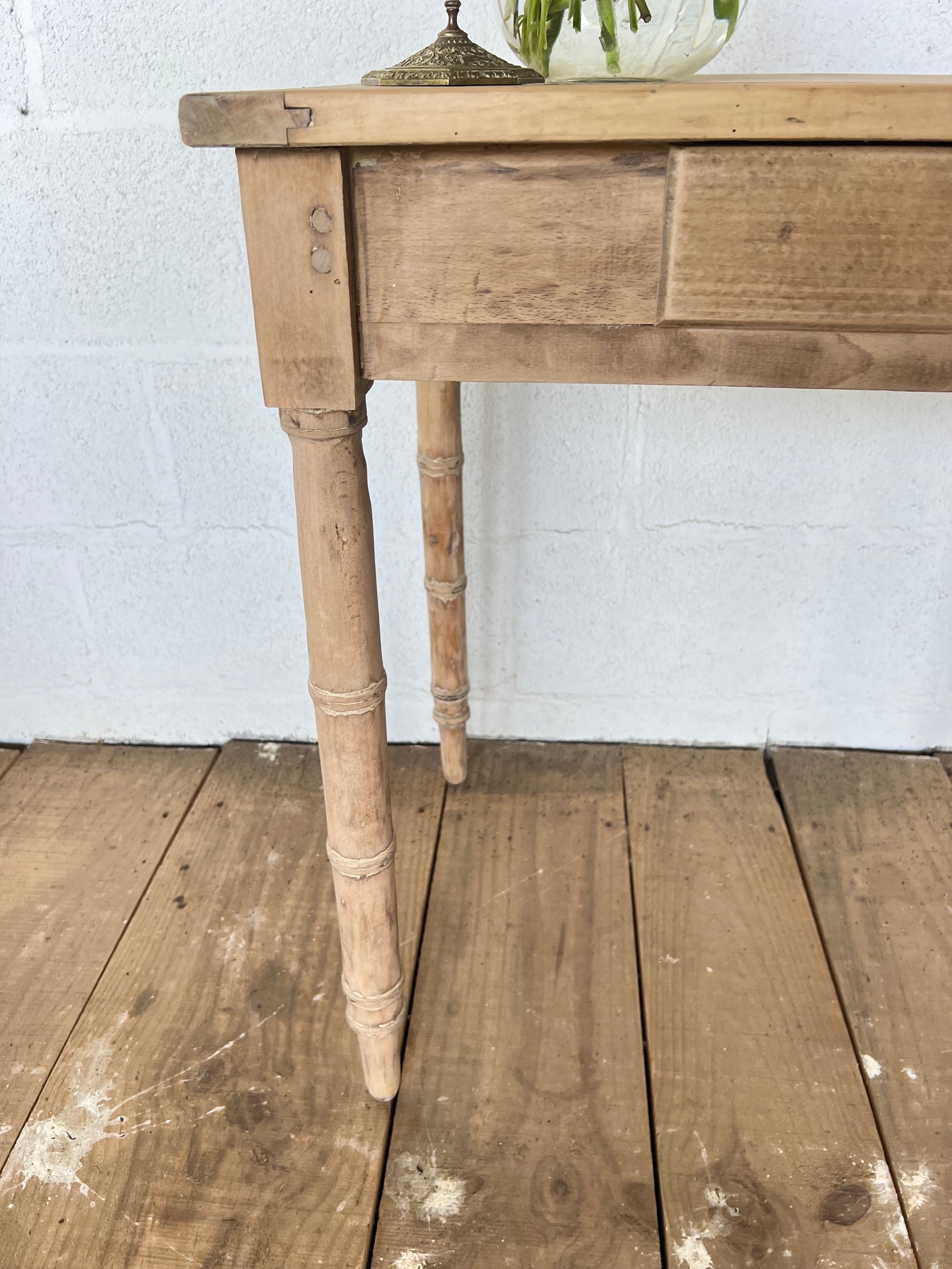 Petit bureau, pieds taillés en forme de bambou.