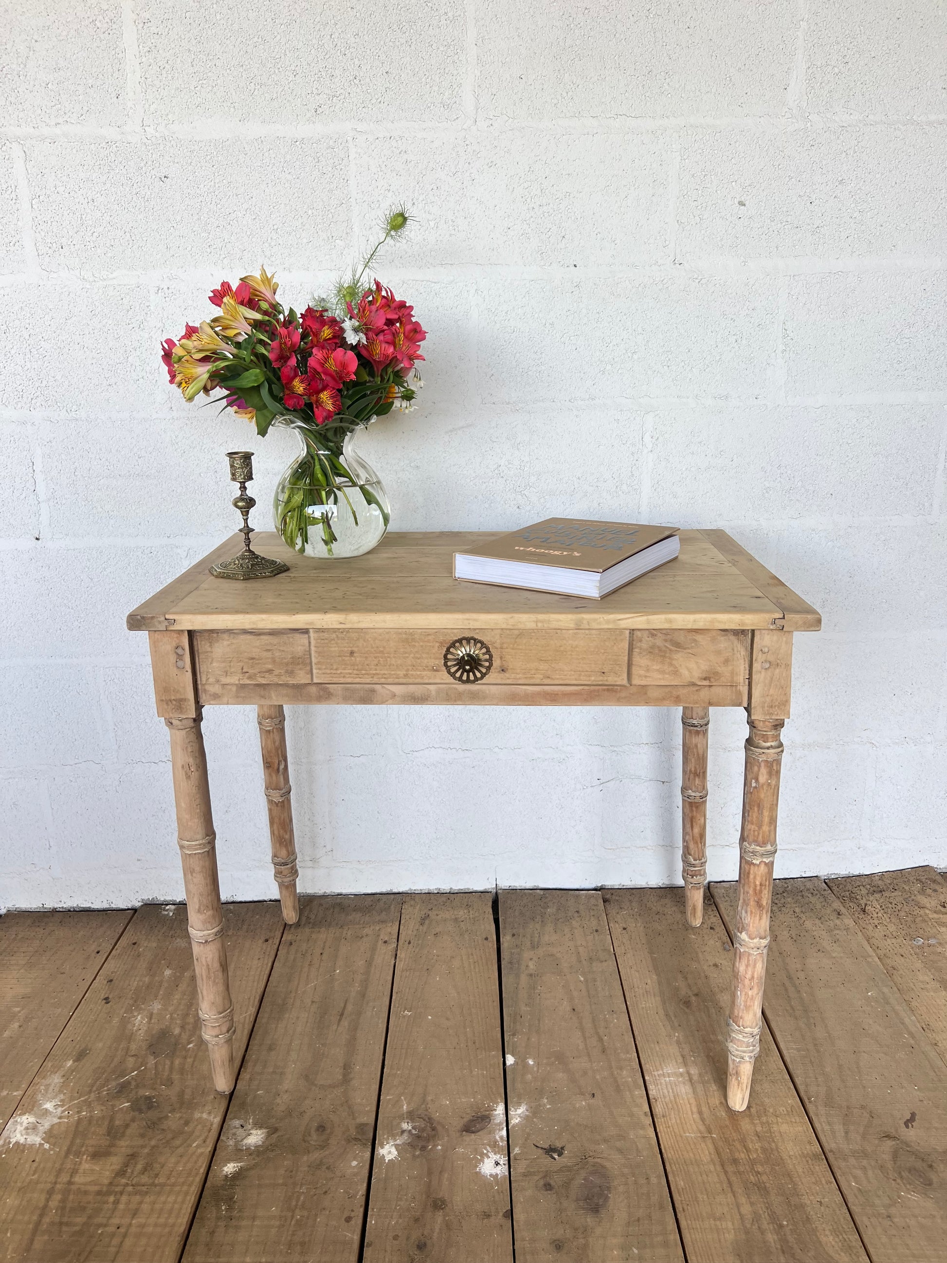 Petit bureau, pieds taillés en forme de bambou.