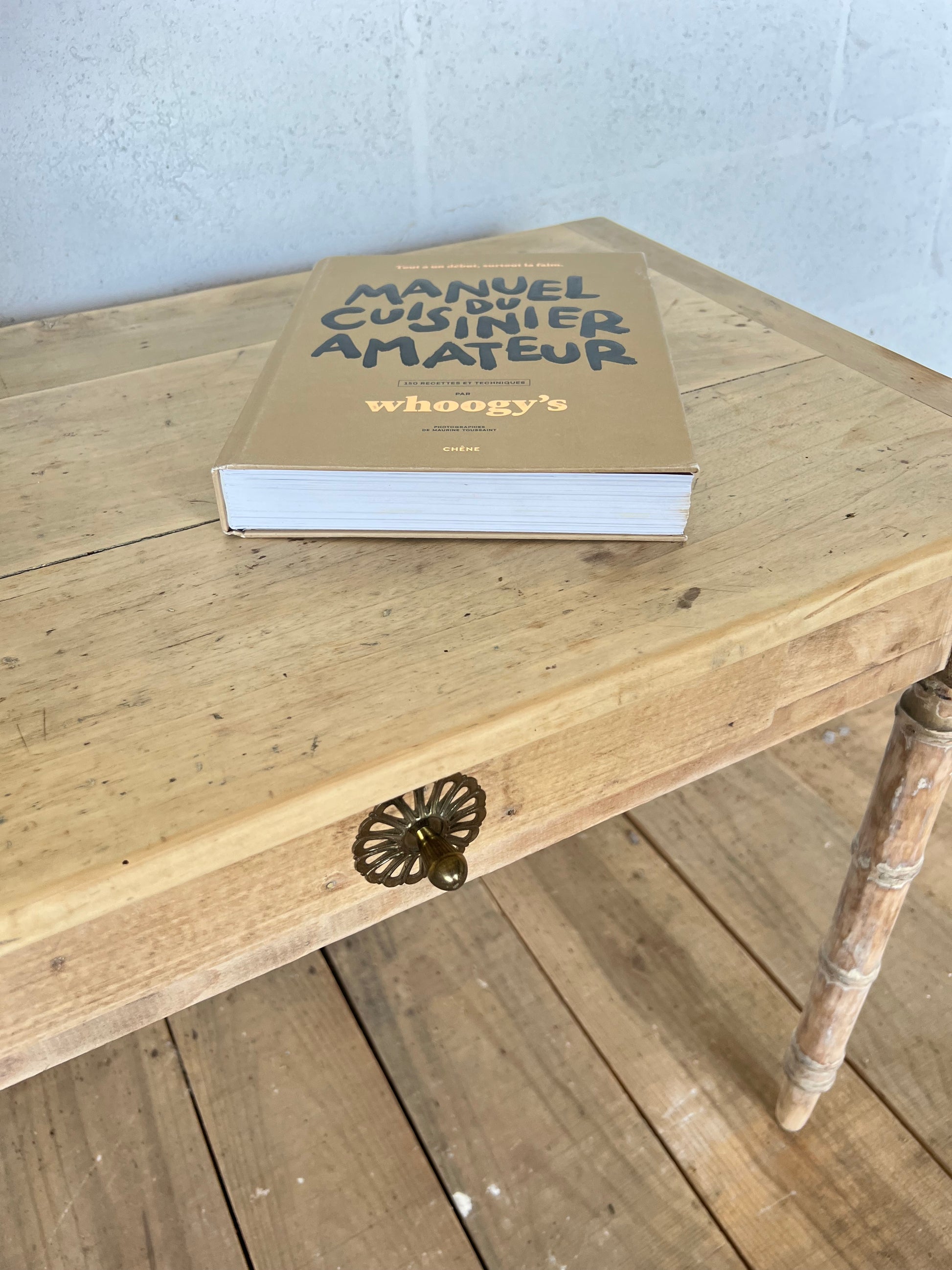Petit bureau, pieds taillés en forme de bambou.