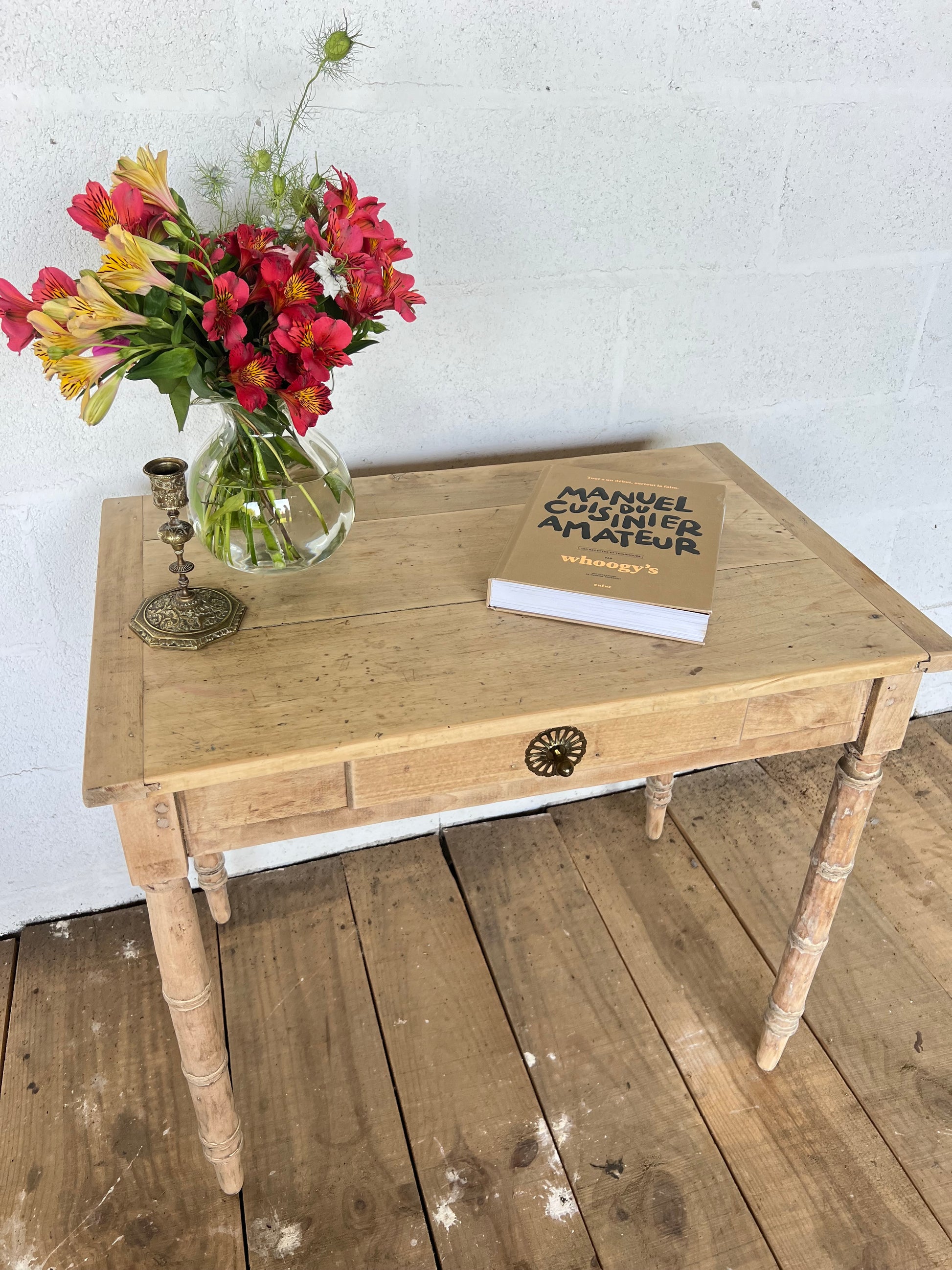 Petit bureau, pieds taillés en forme de bambou.