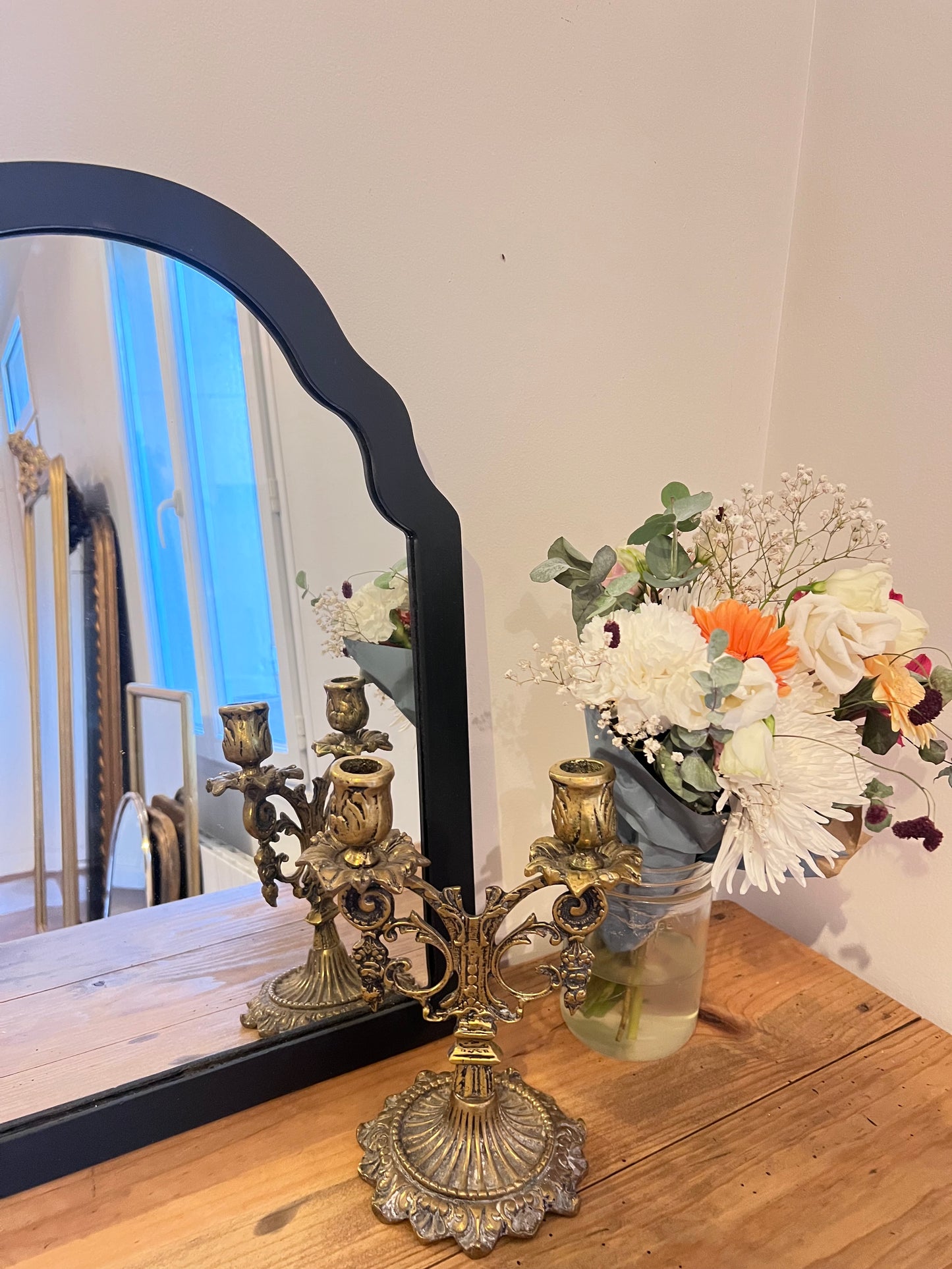 Petit miroir noir, bon état.