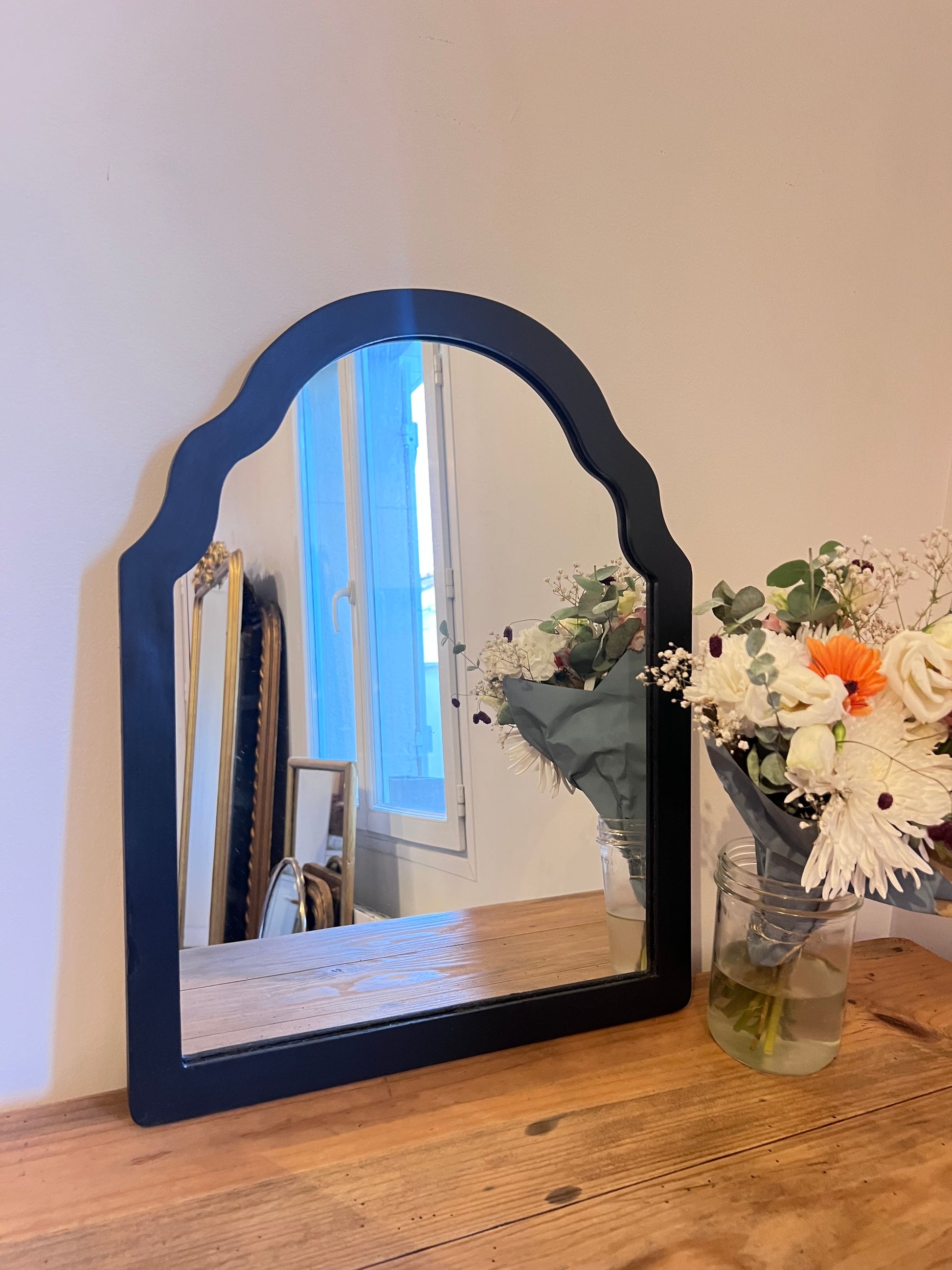 Petit miroir noir, bon état.