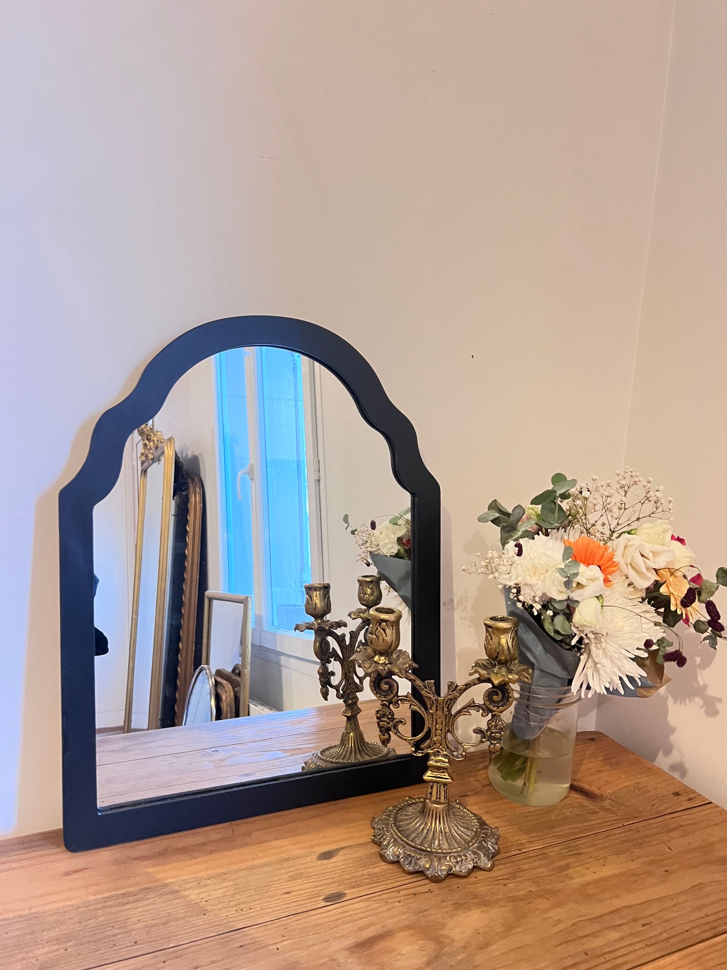 Petit miroir noir, bon état.