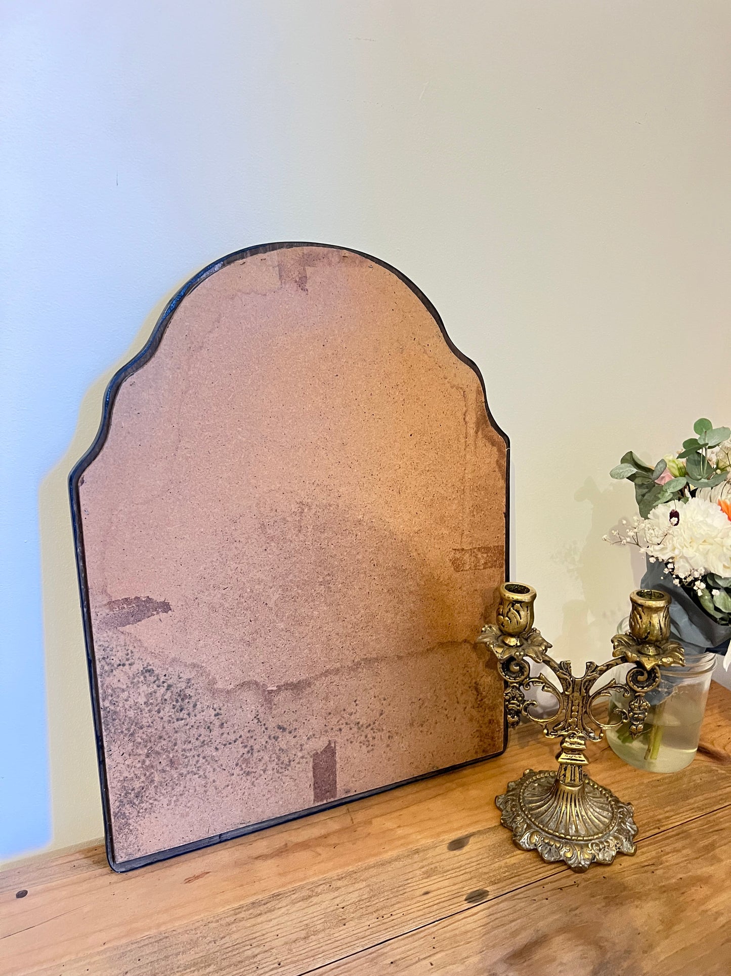 Petit miroir noir, bon état.