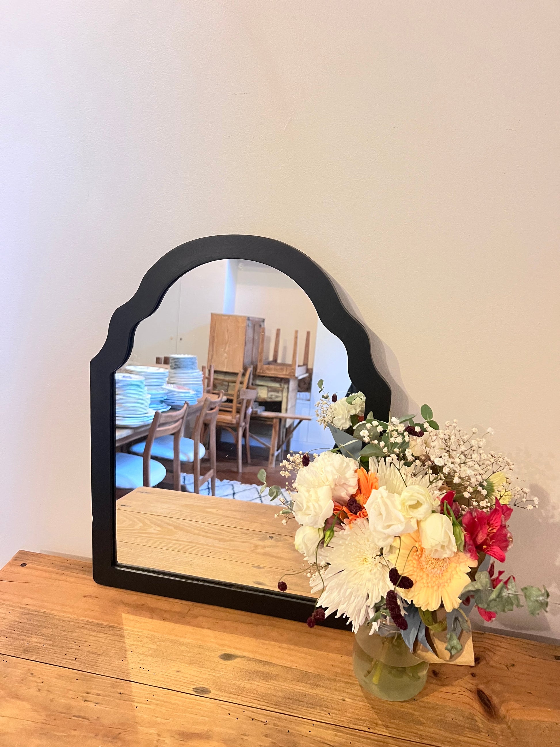 Petit miroir noir, bon état.