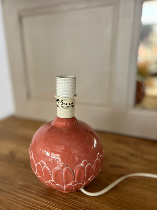 Petit pied de lampe rose, la douille est une e14.