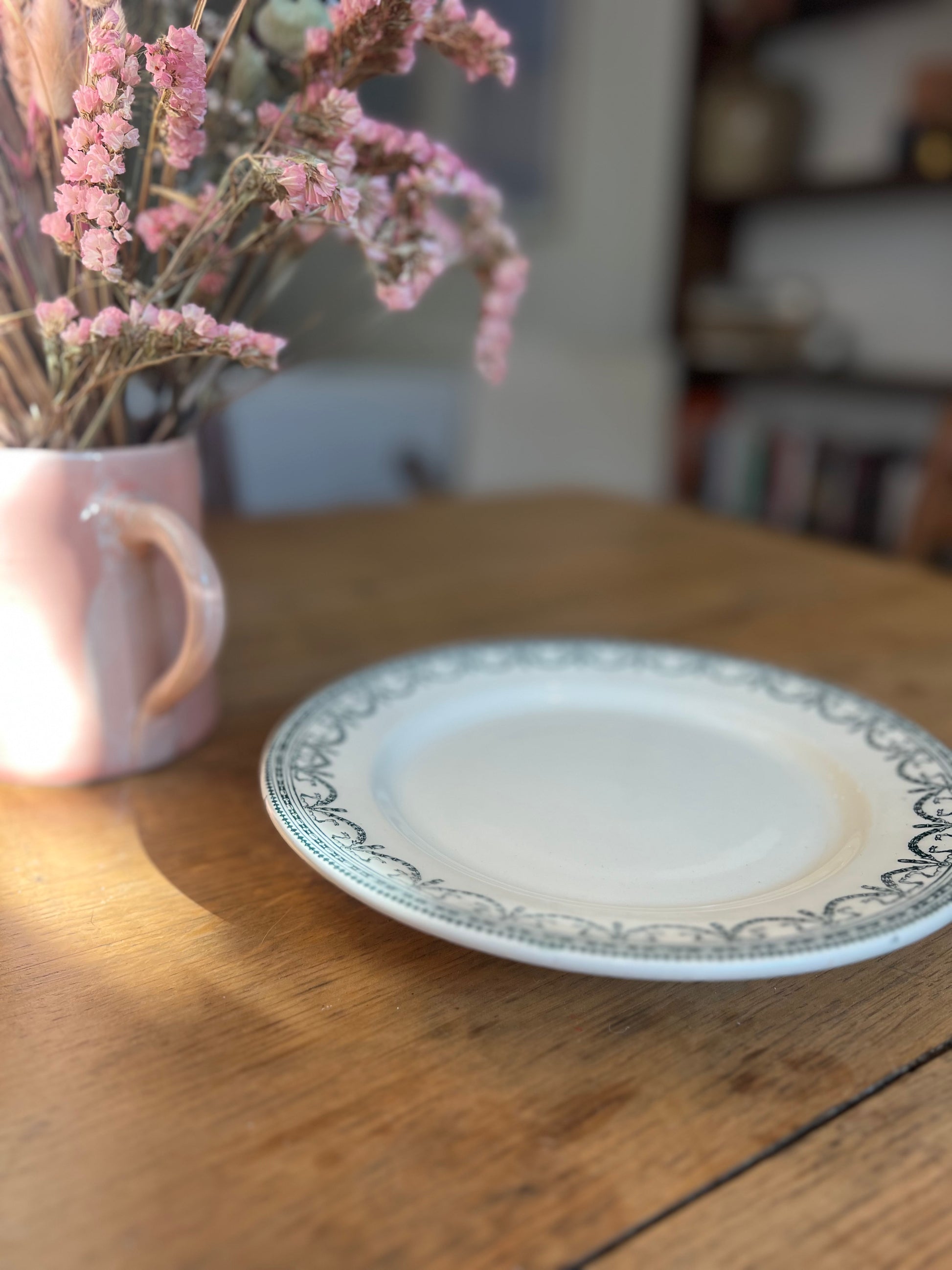 Une assiette à piedouche Salins, modèle Louis XVI, en parfait état.