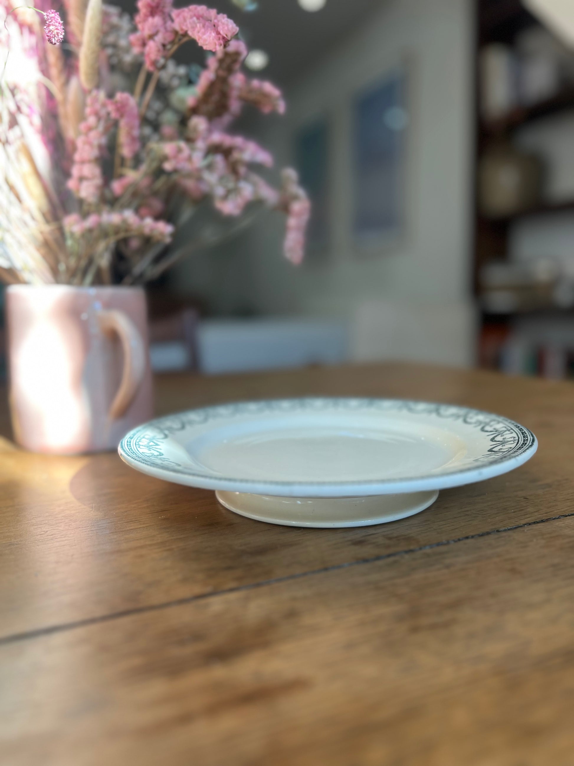 Une assiette à piedouche Salins, modèle Louis XVI, en parfait état.