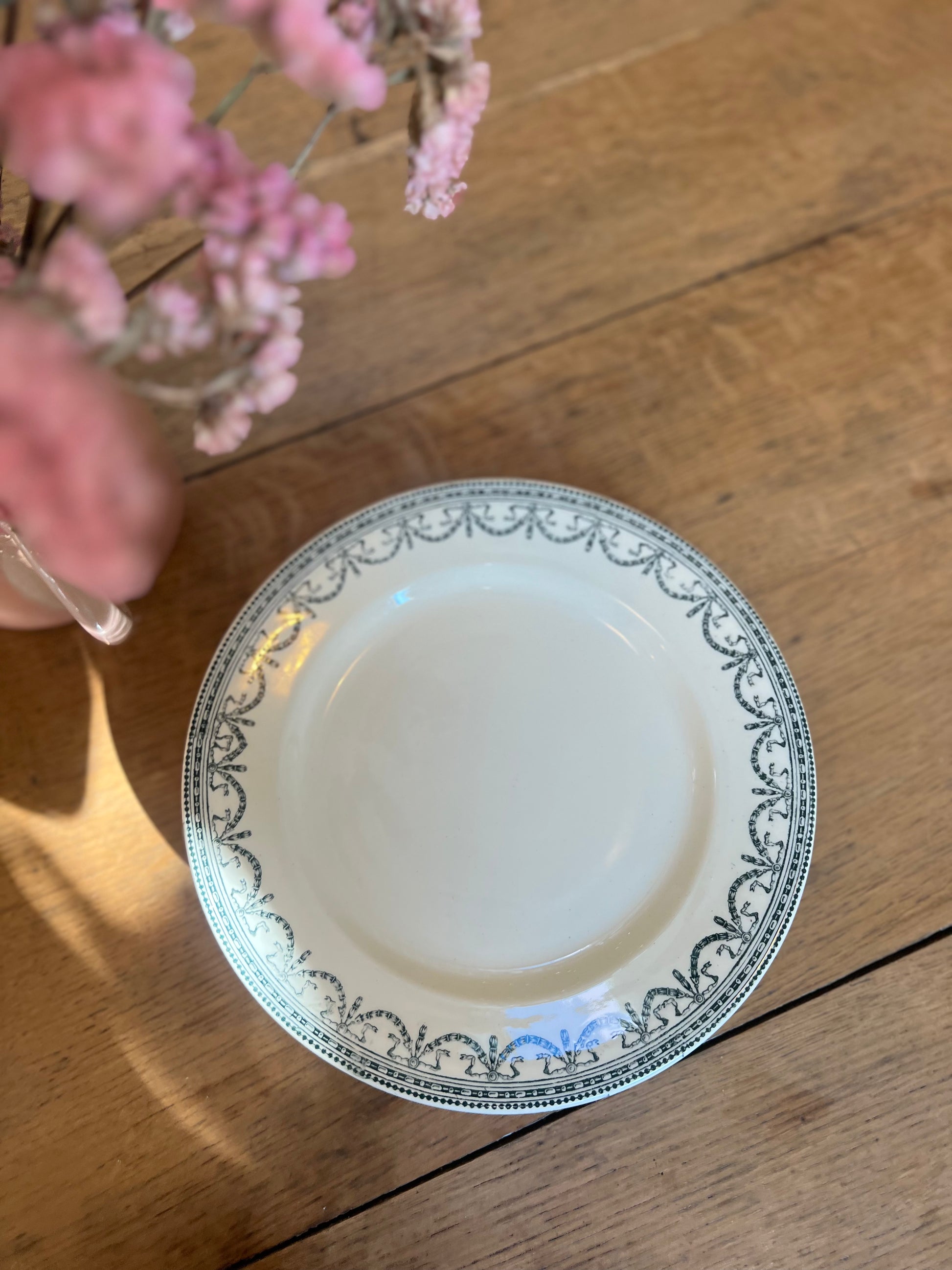 Une assiette à piedouche Salins, modèle Louis XVI, en parfait état.