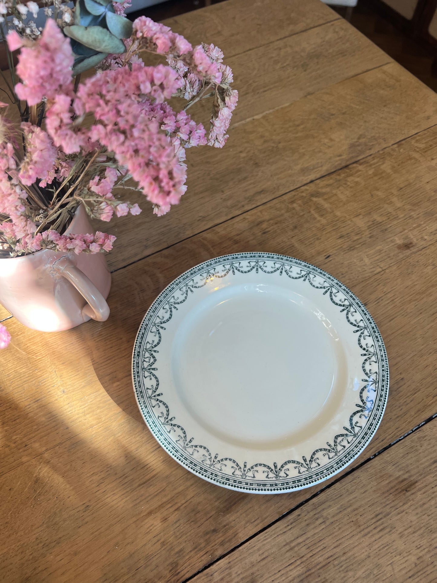 Une assiette à piedouche Salins, modèle Louis XVI, en parfait état.