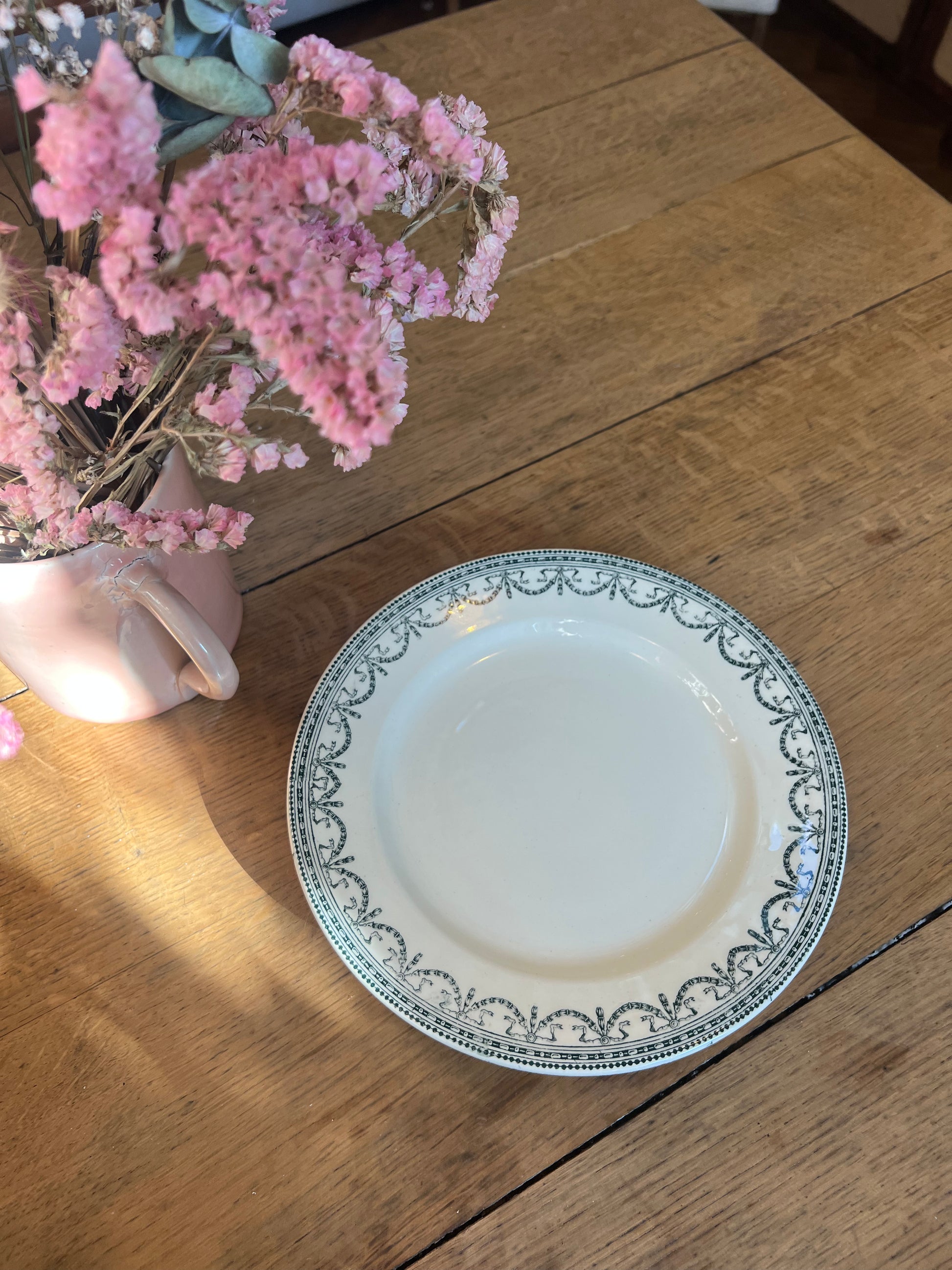 Une assiette à piedouche Salins, modèle Louis XVI, en parfait état.