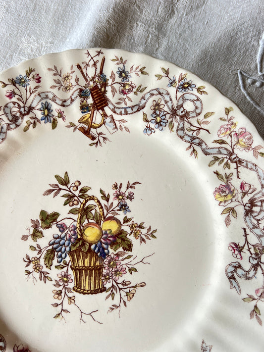 Assiette piédouche Longchamp modèle Ruban, en bon état, un éclat en dessous du pied.