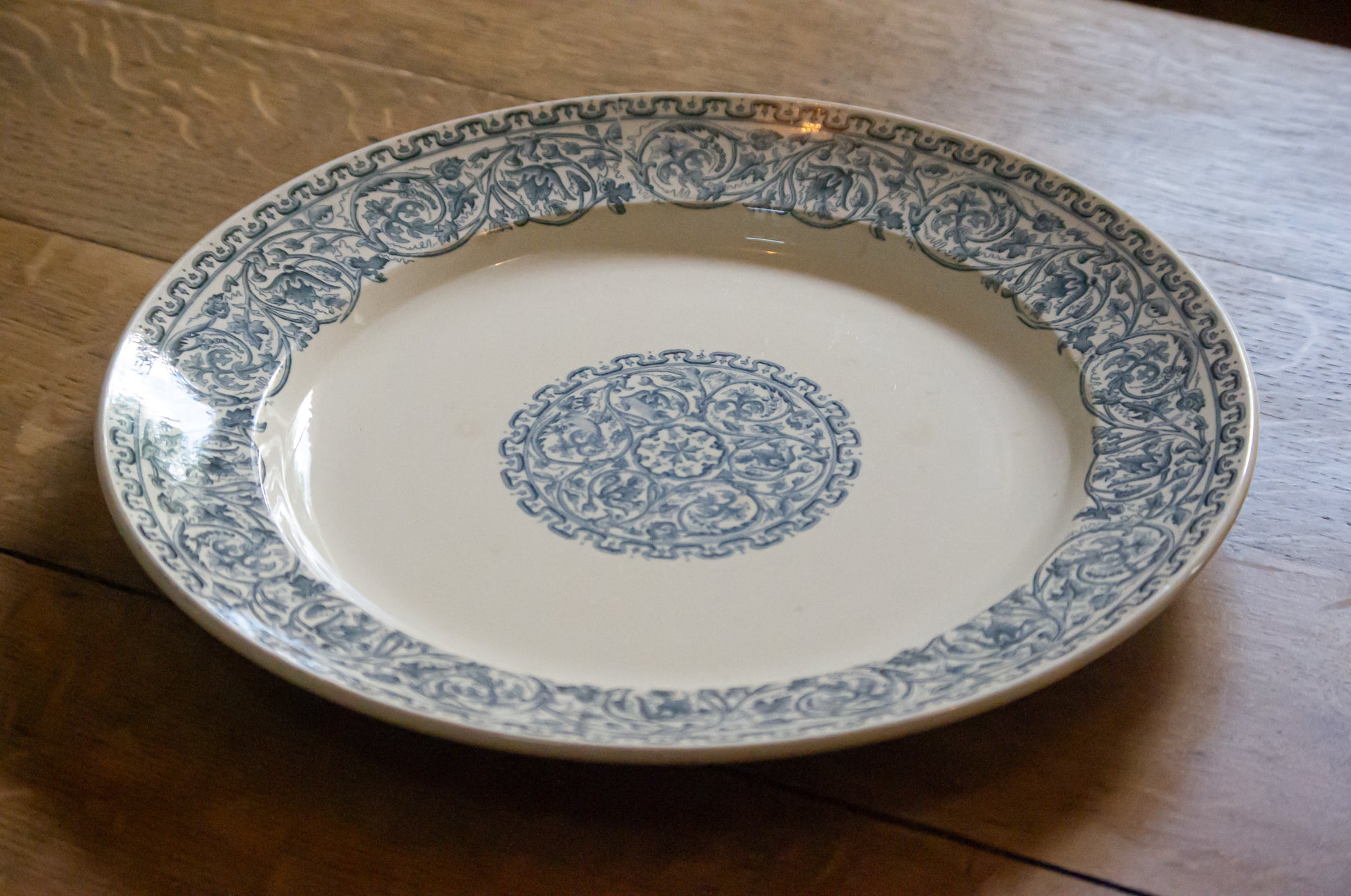 Deux plats ronds Creil et montereau, modèle Renaissance, un moyen et un légèrement plus grand, en parfait état.