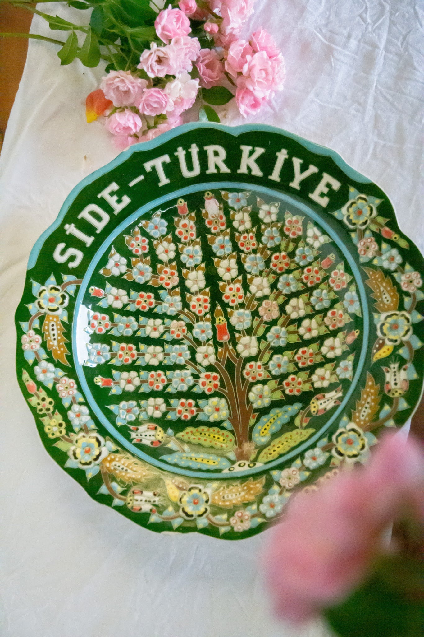 Grand plat rond et creux fait en Turquie, parfait état, très jolies couleurs.