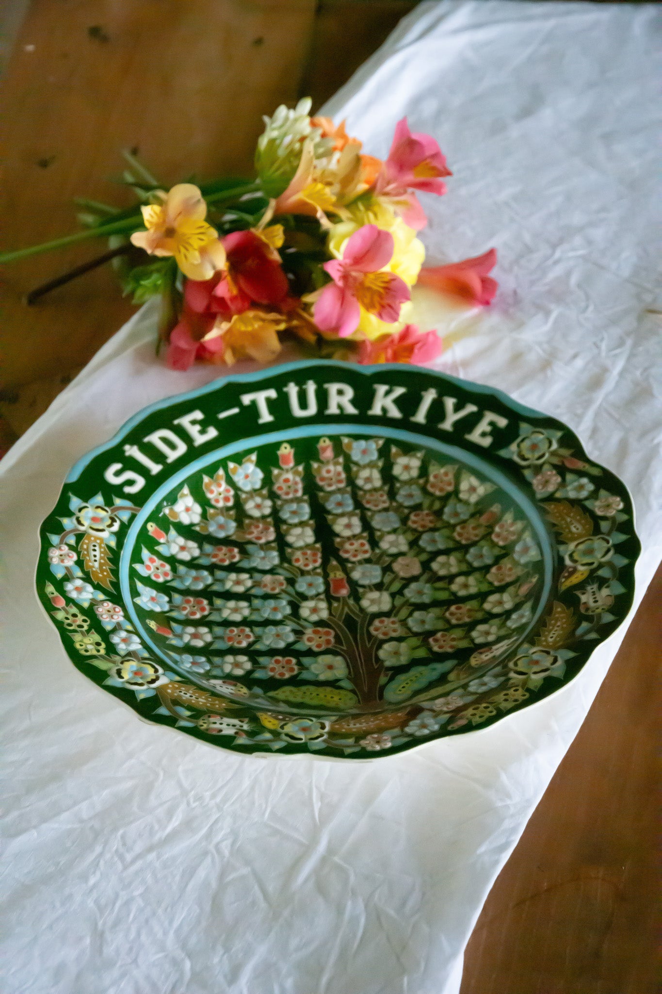 Grand plat rond et creux fait en Turquie, parfait état, très jolies couleurs.