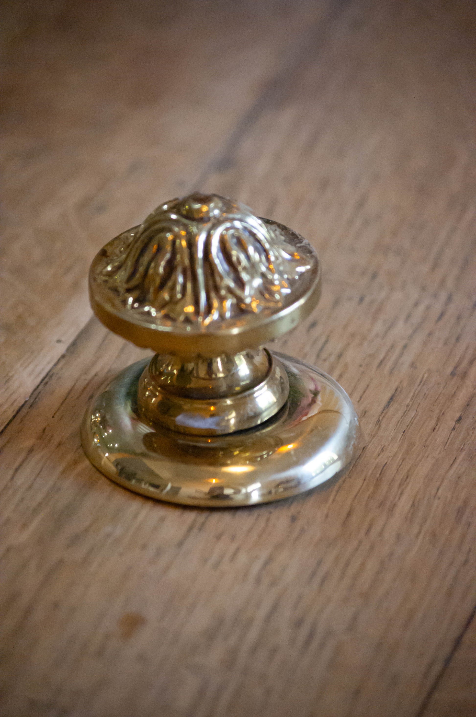 Poignées de porte ou boules d'escalier en laiton, 3 différentes.