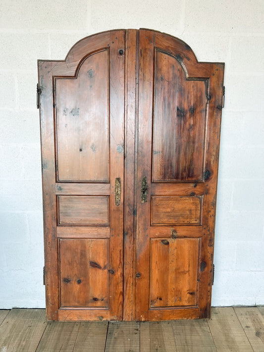 Deux portes d'armoire anciennes, à utiliser comme tête de lit ou portes de placard mural, à réaliser sur mesure.
