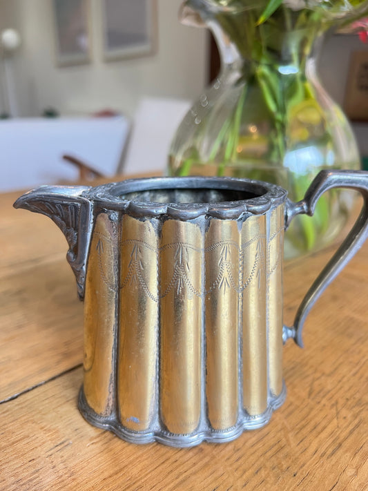 Petit pichet à lait en métal, anglais.