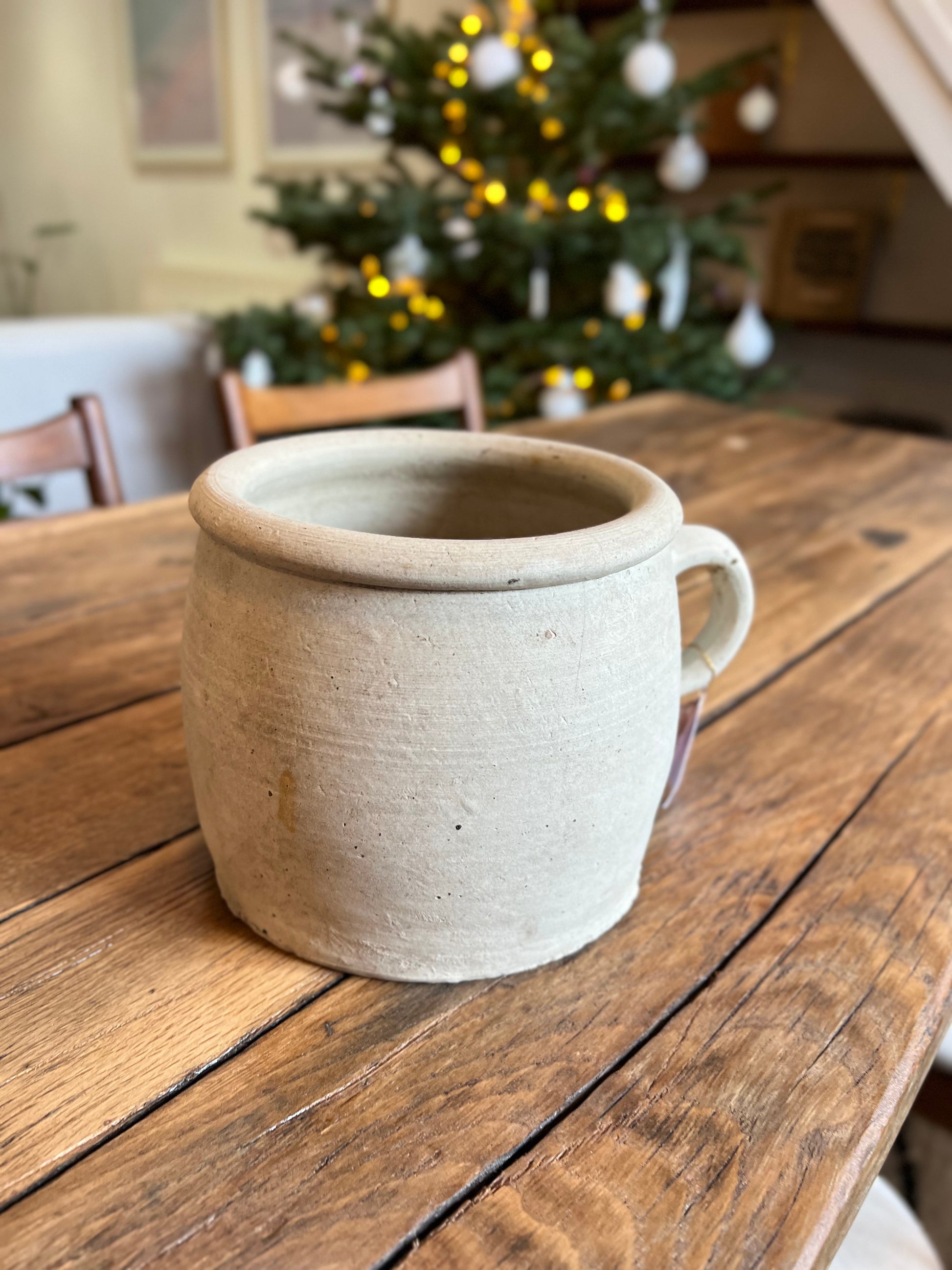 Pot en terre, ancien pot à graisse, à utiliser comme décoration ou comme vase.
