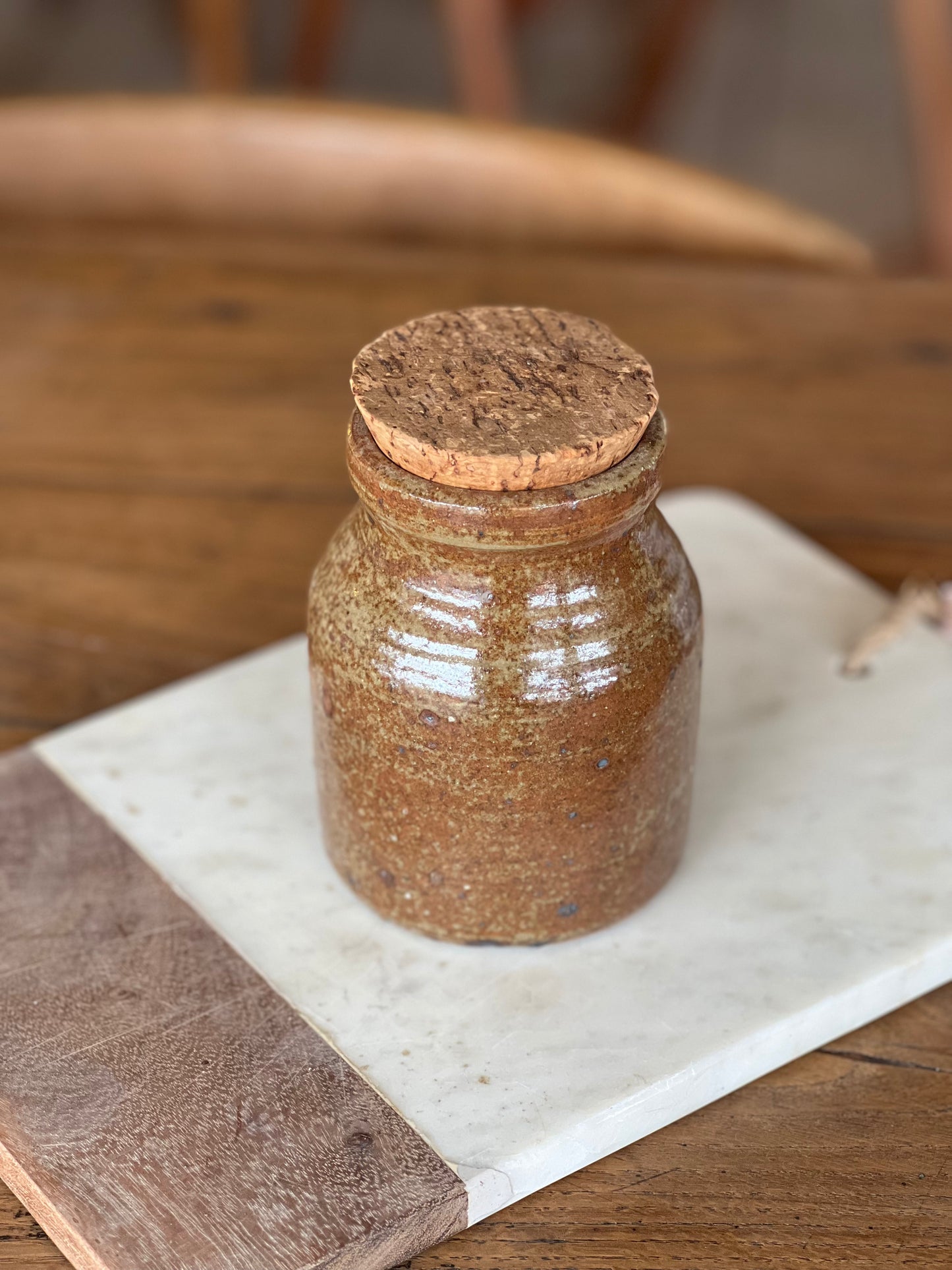 Petit pot vernissé avec son bouchon en liège.