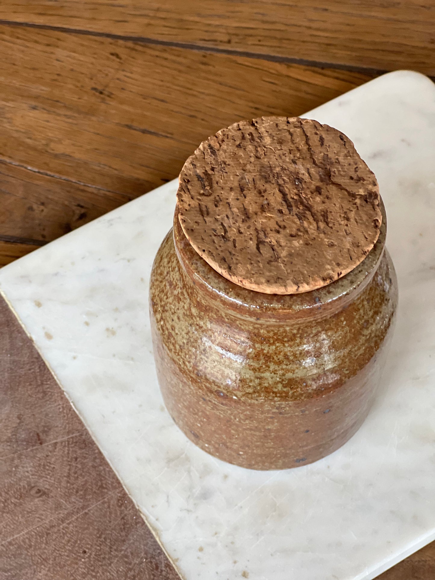 Petit pot vernissé avec son bouchon en liège.
