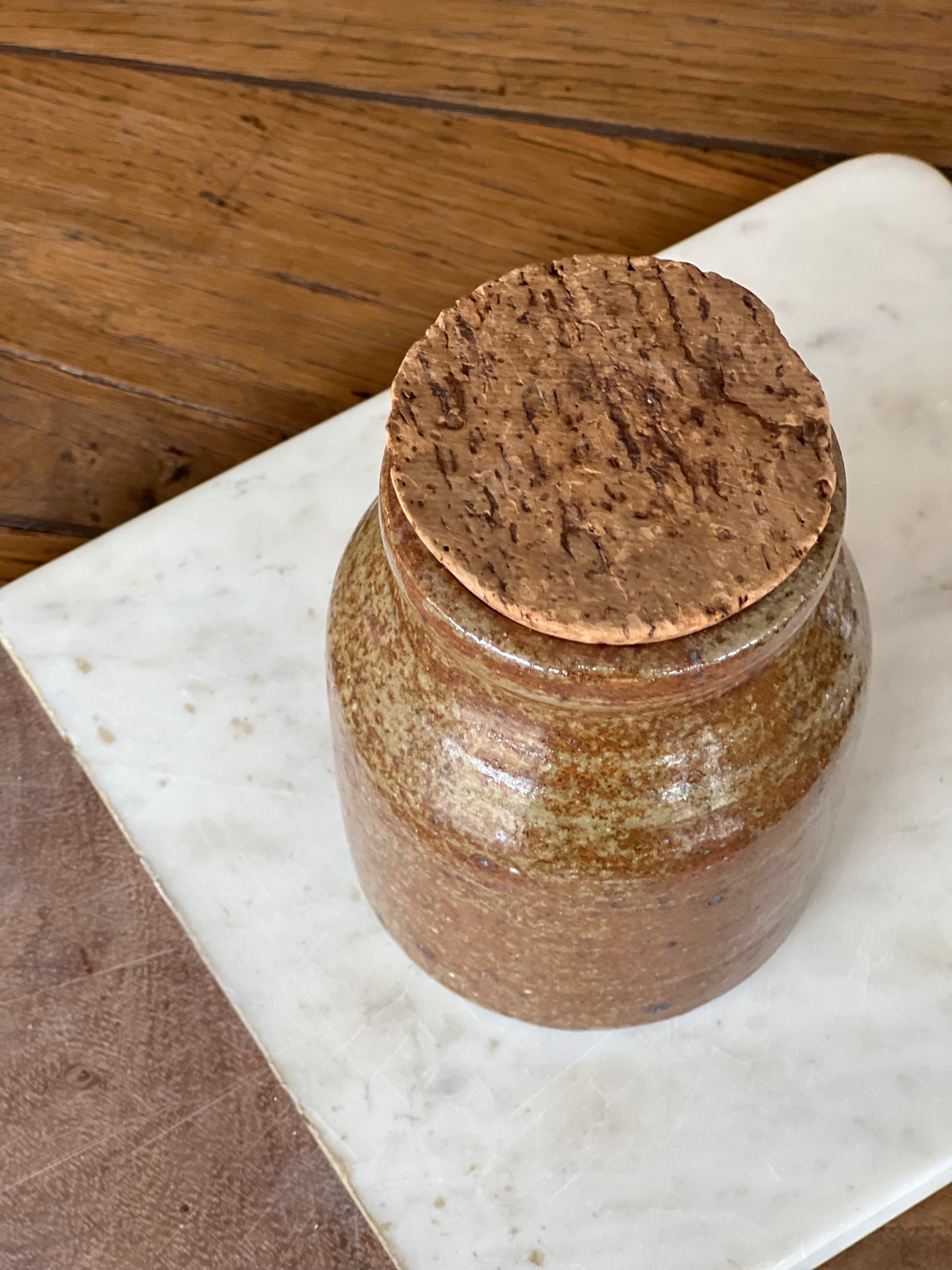 Petit pot vernissé avec son bouchon en liège.
