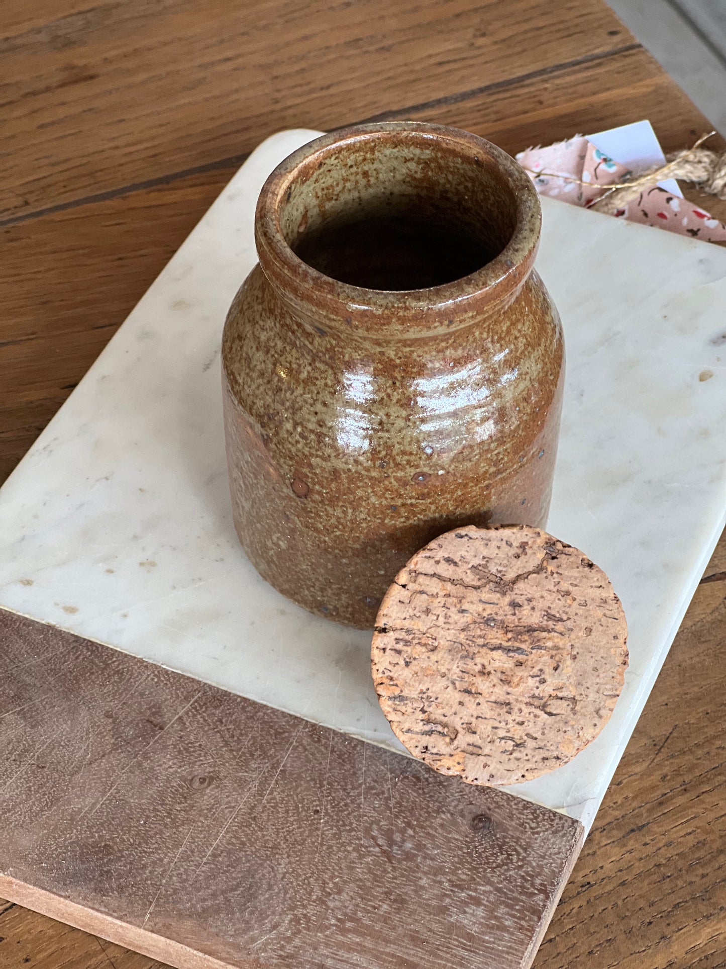 Petit pot vernissé avec son bouchon en liège.