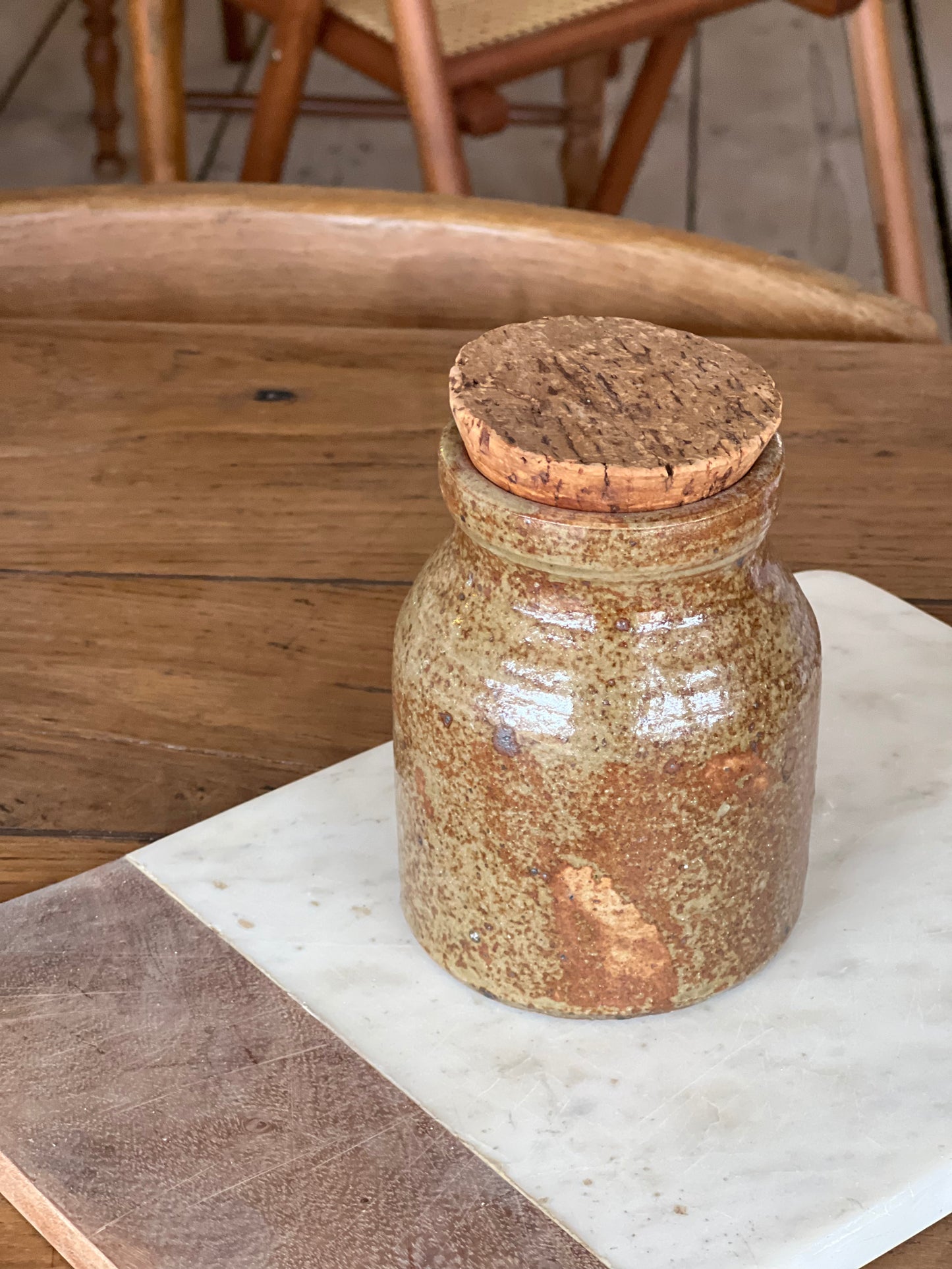 Petit pot vernissé avec son bouchon en liège.