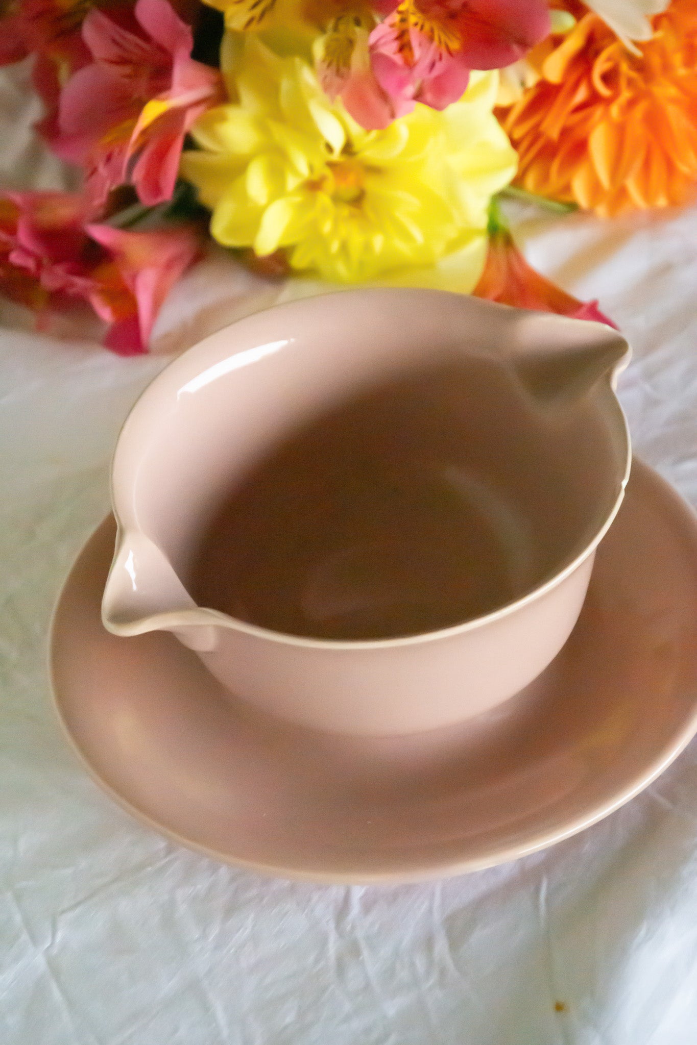 Saucière rose ronde, deux petits éclats. 